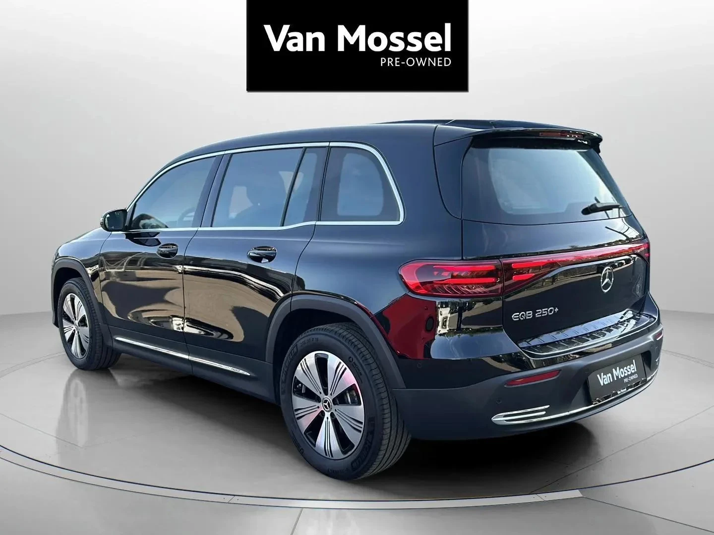 Mercedes-Benz-EQB-image-6