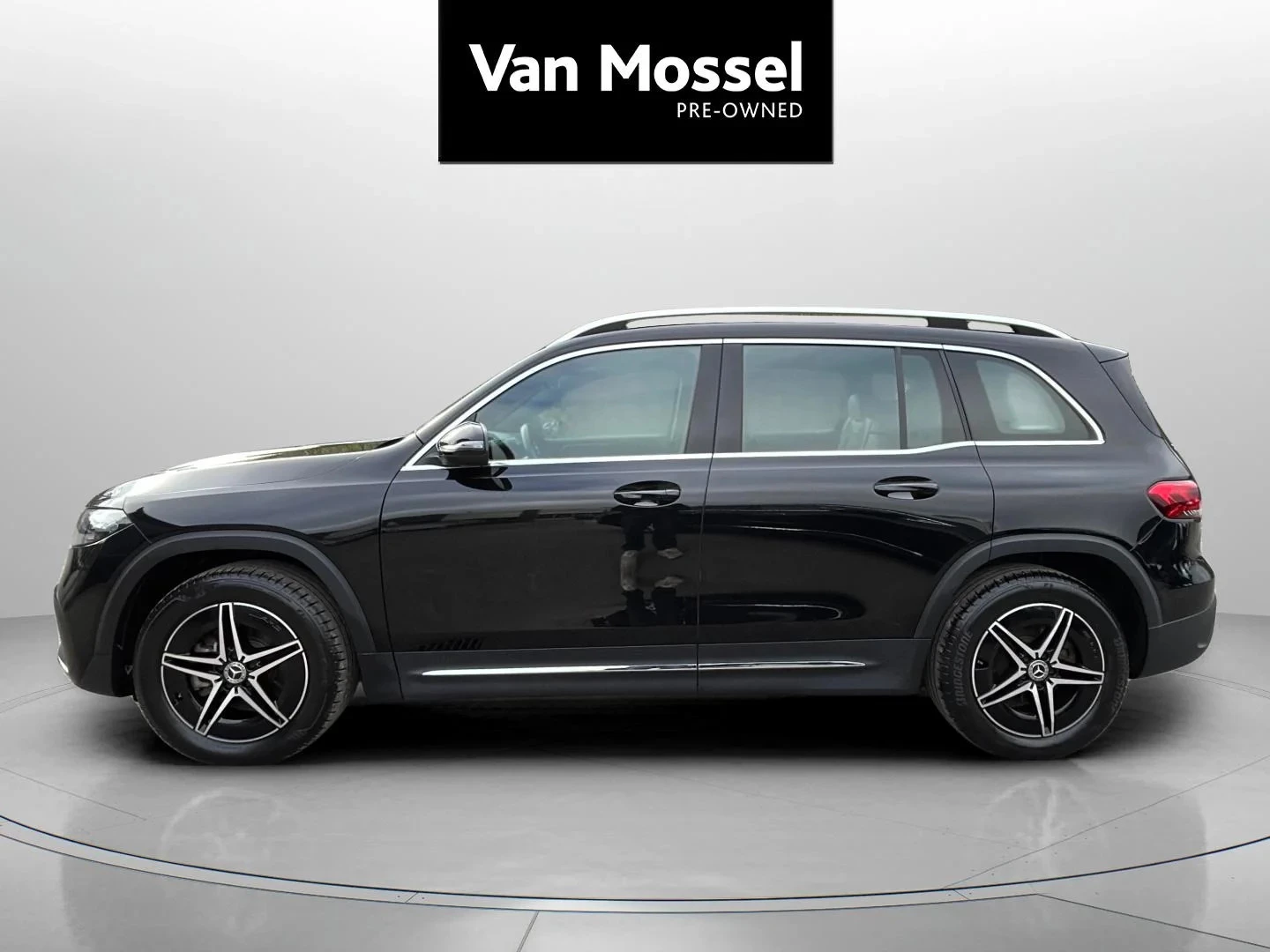 Mercedes-Benz-EQB-image-1