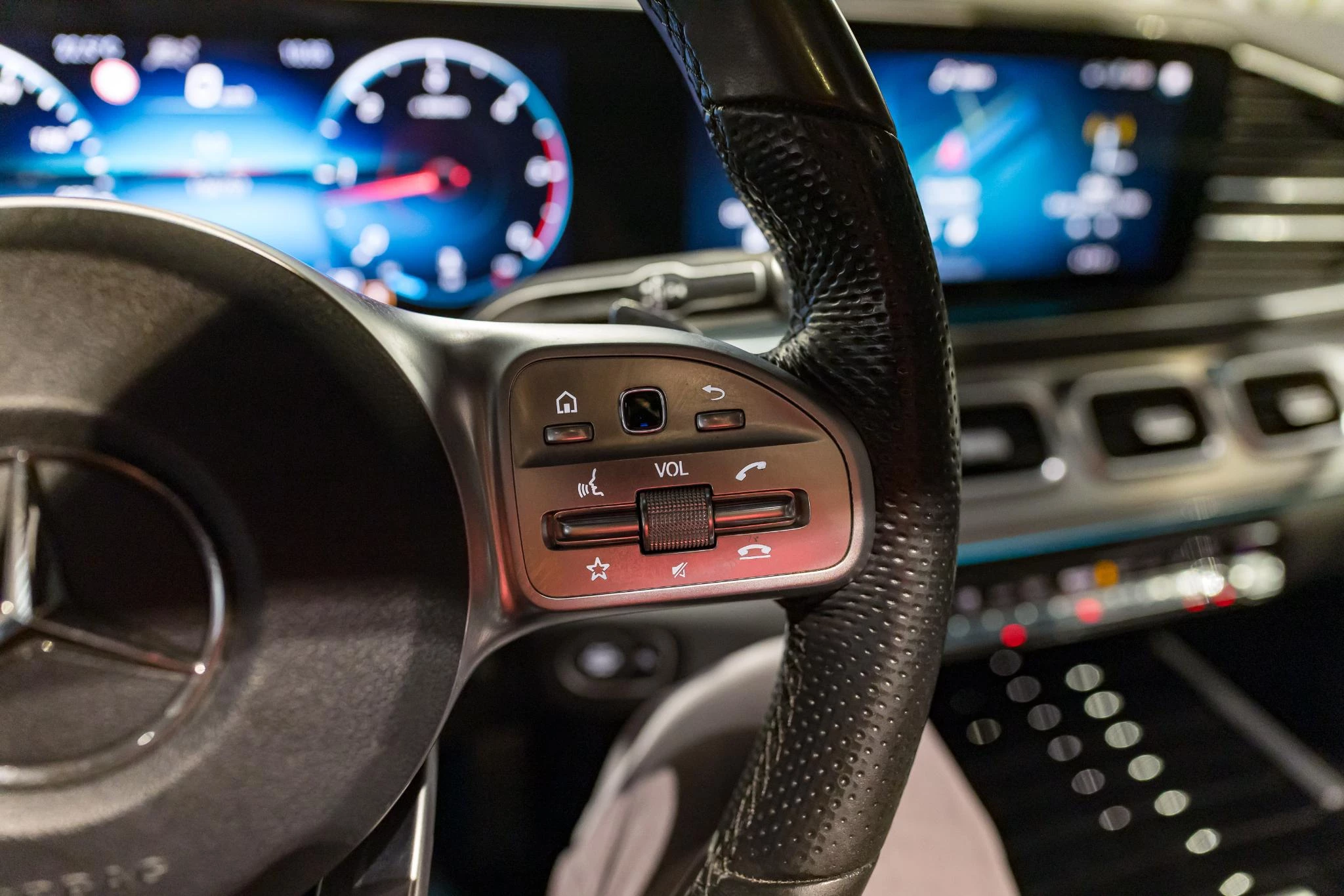 Mercedes-Benz-GLS-image-39