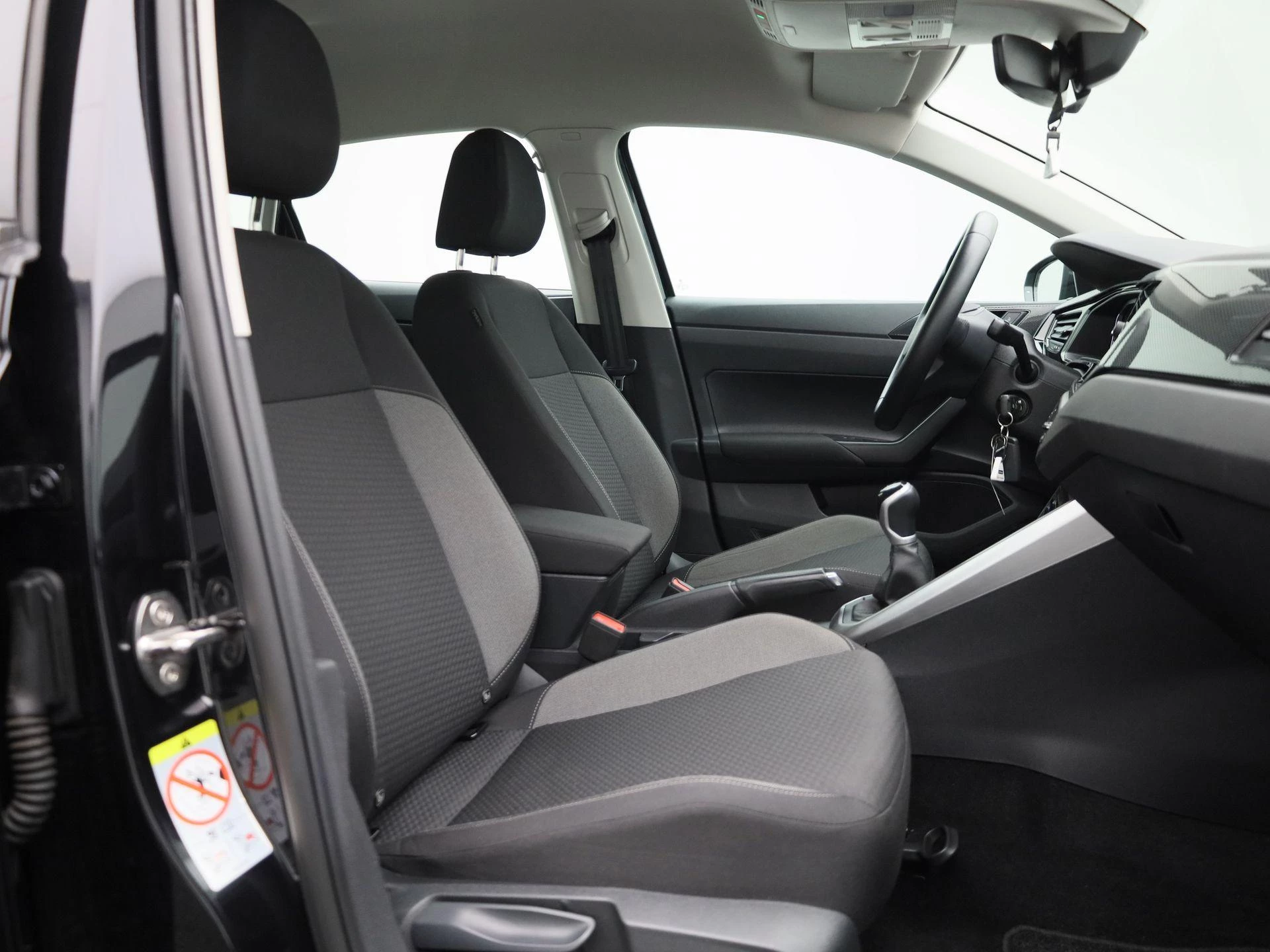 Volkswagen-Polo-image-31
