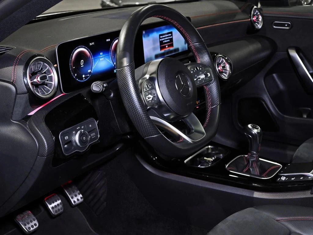Mercedes-Benz-CLA 200-image-9