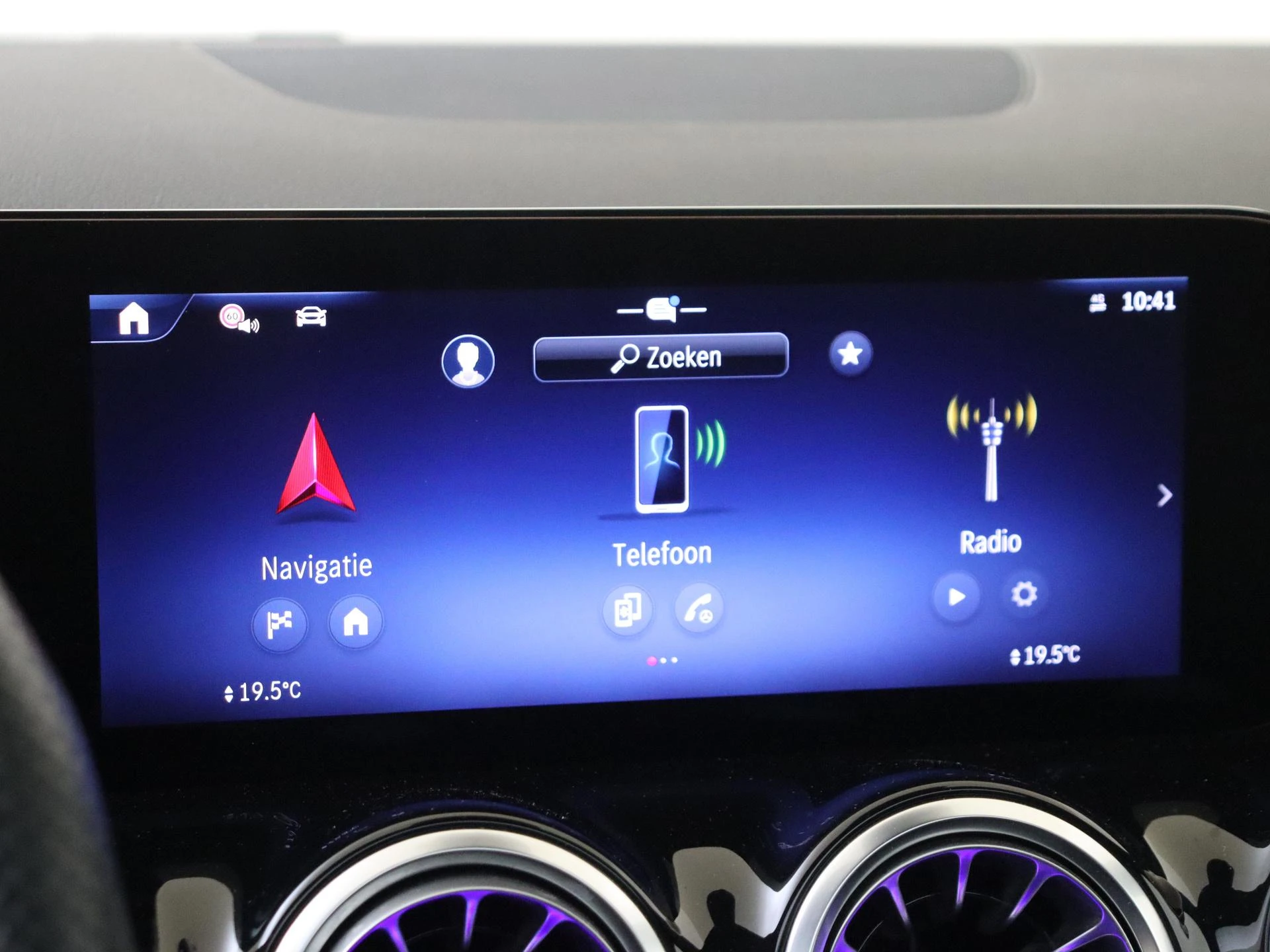 Mercedes-Benz-GLA-image-15