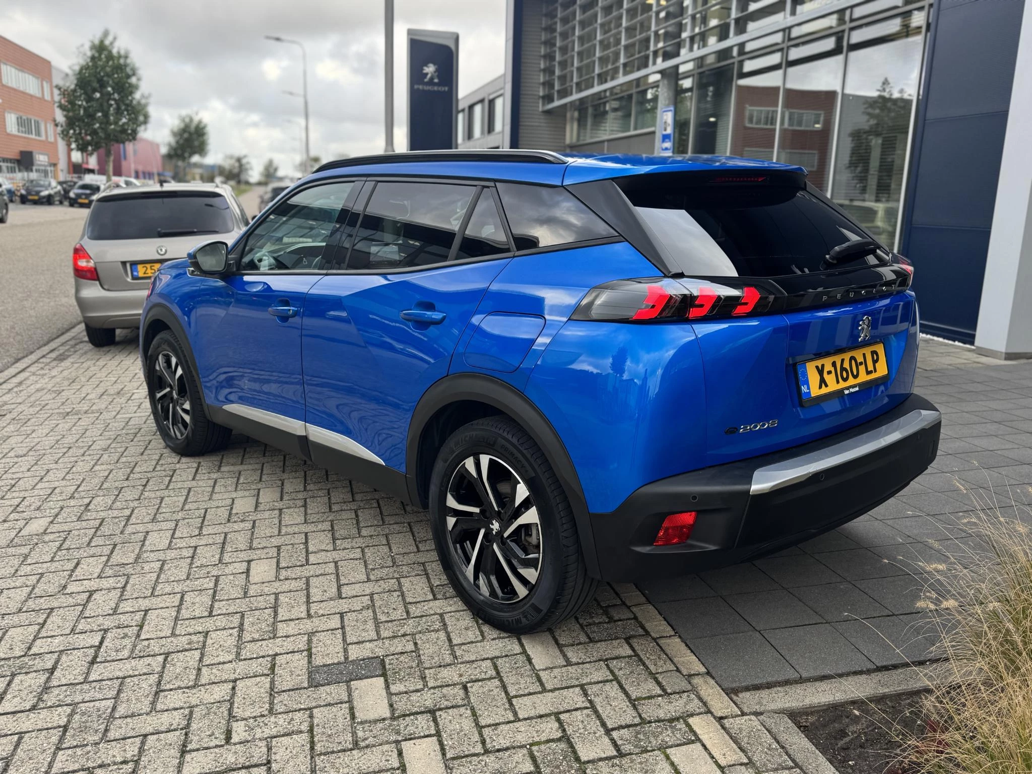 Peugeot-e-2008-image-2