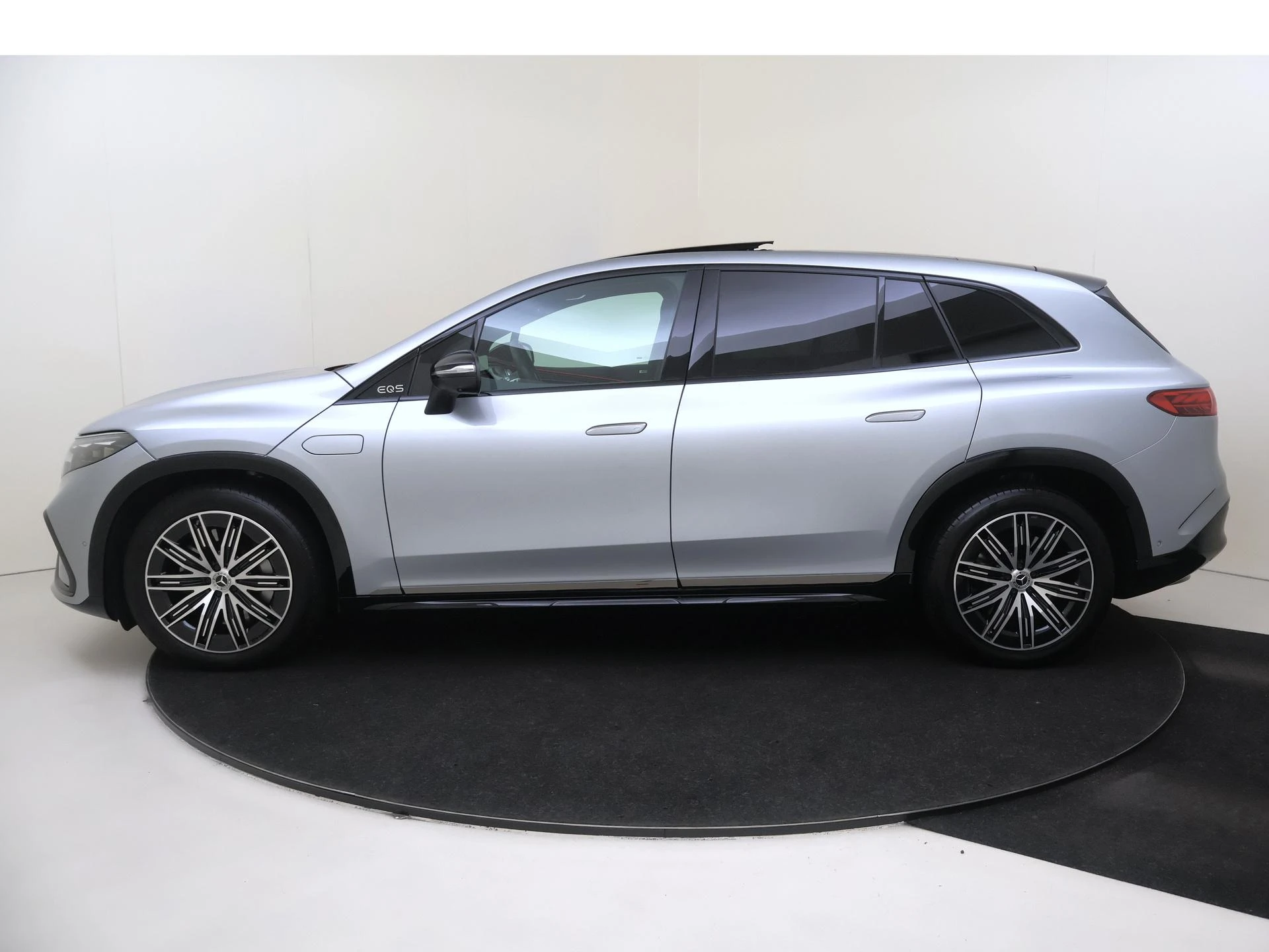 Mercedes-Benz-EQS-image-7