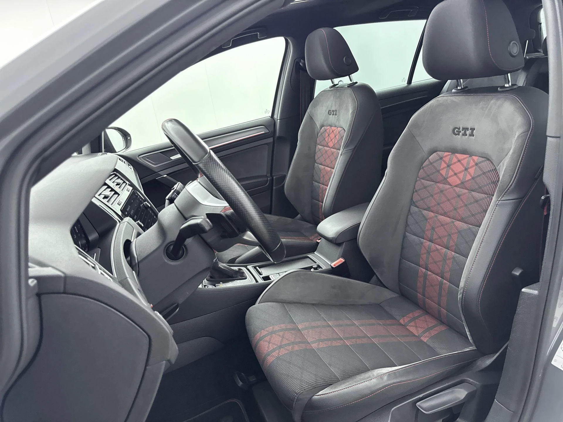 Volkswagen-Golf-image-27