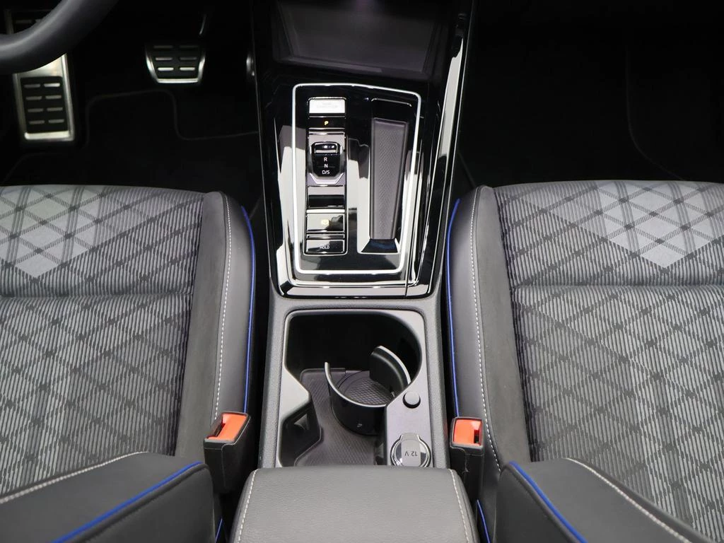 Volkswagen-Golf-image-18