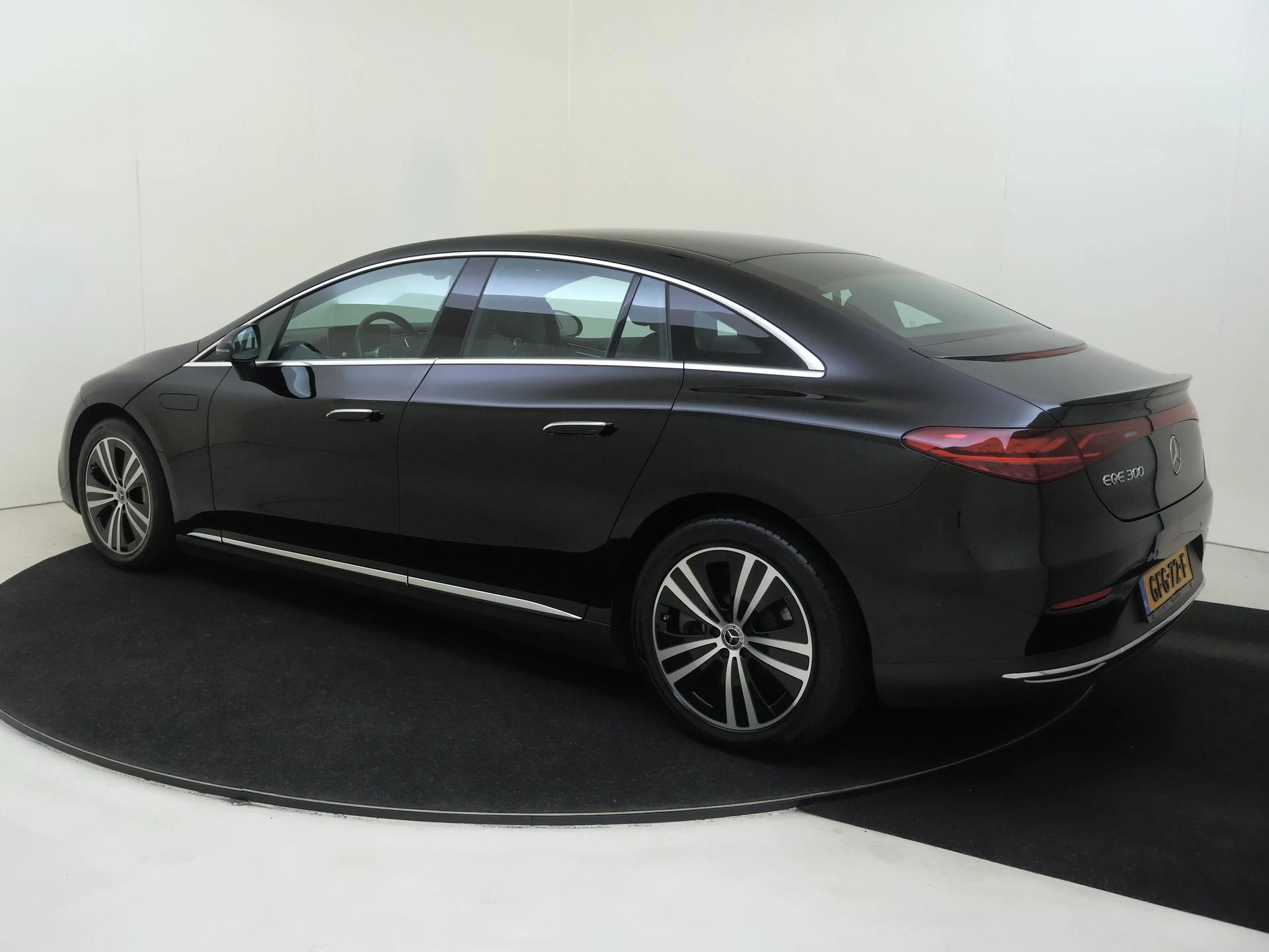 Mercedes-Benz-EQE-image-2