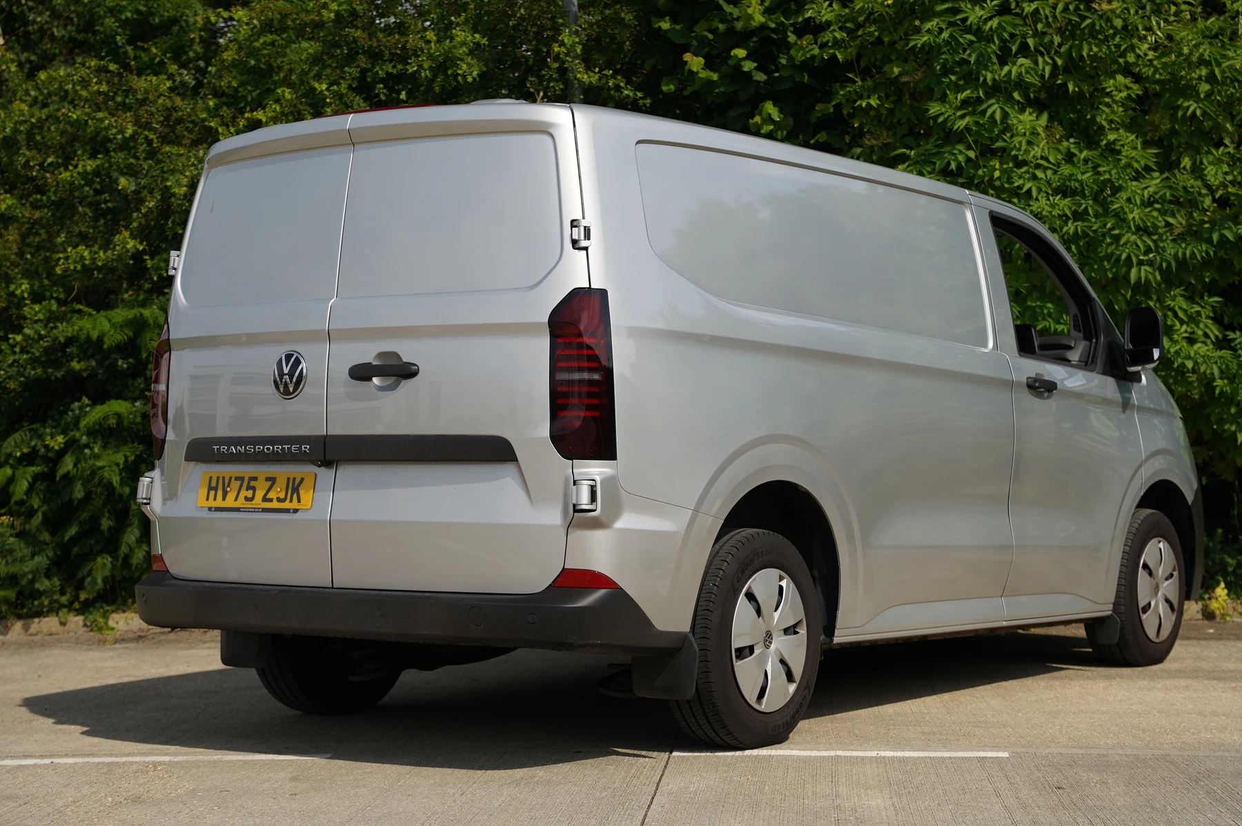 Volkswagen-Transporter-image-12