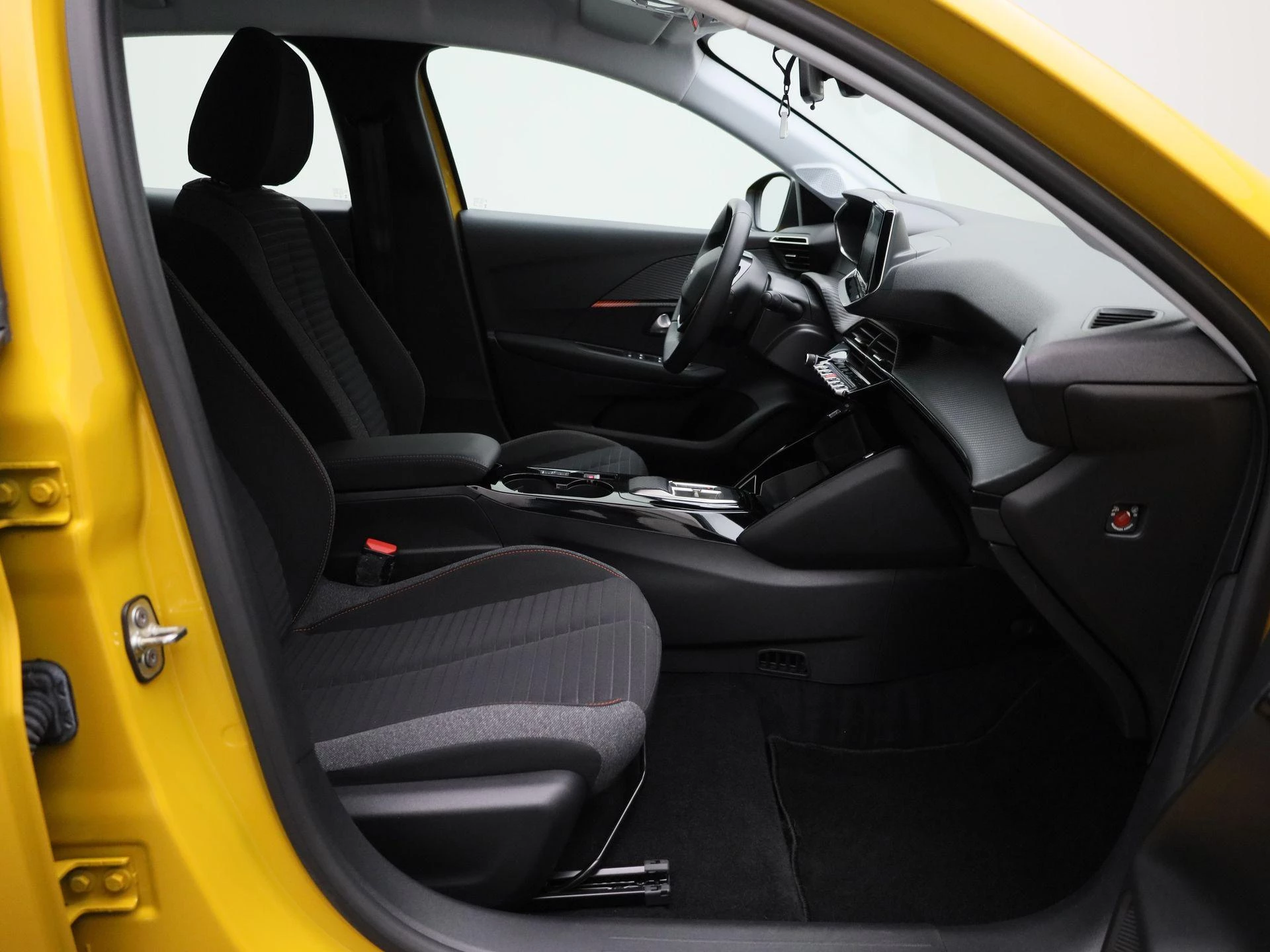 Peugeot-e-208-image-33