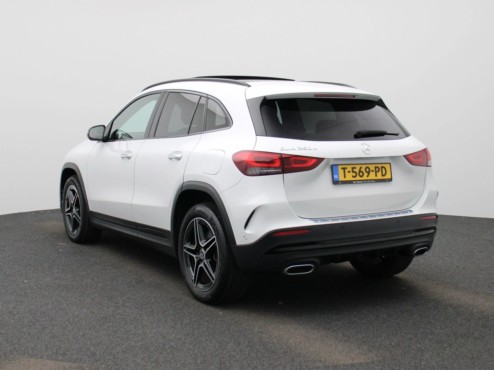 Mercedes-Benz-GLA-image-1