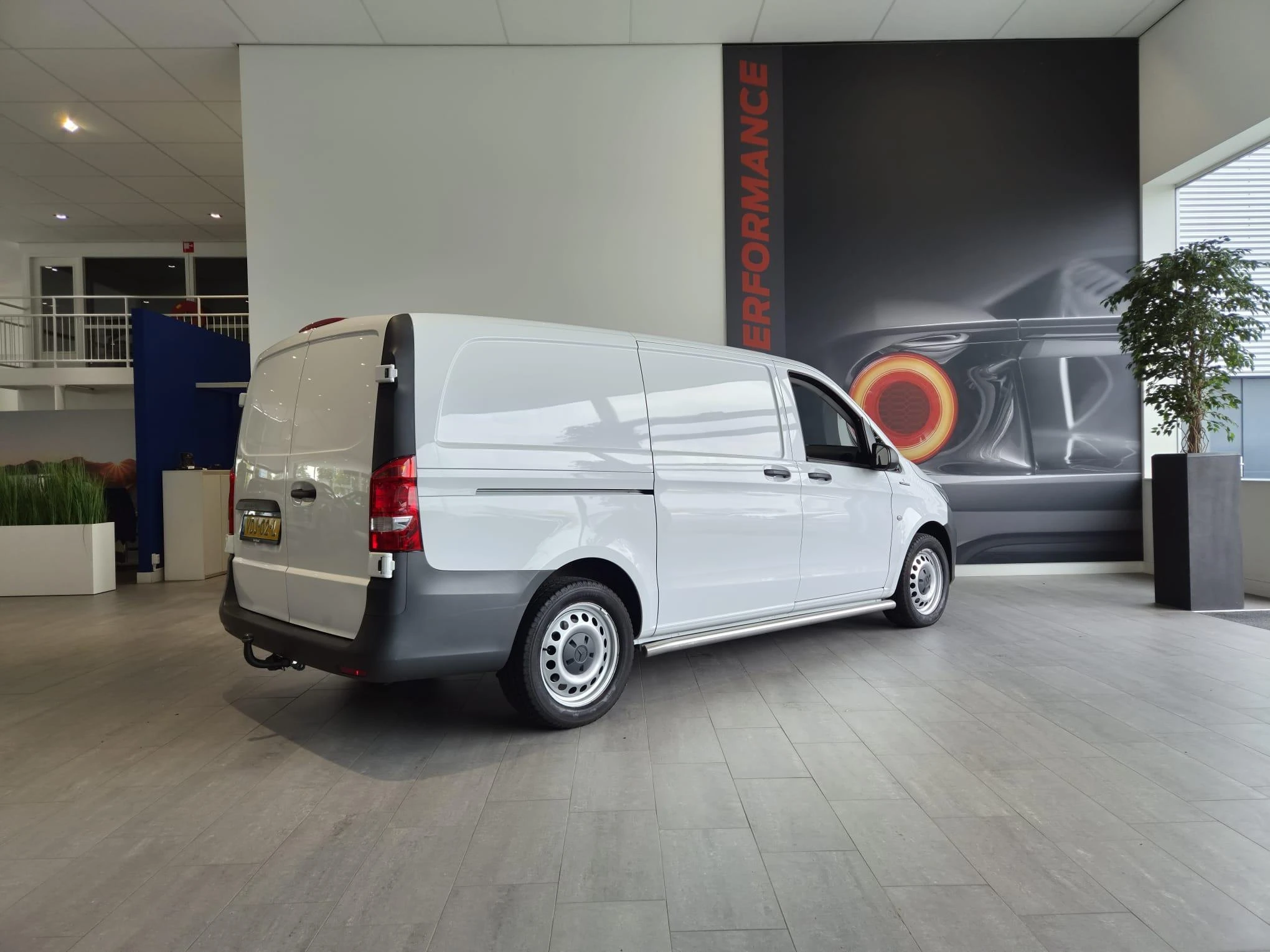 Mercedes-Benz-eVito-image-5