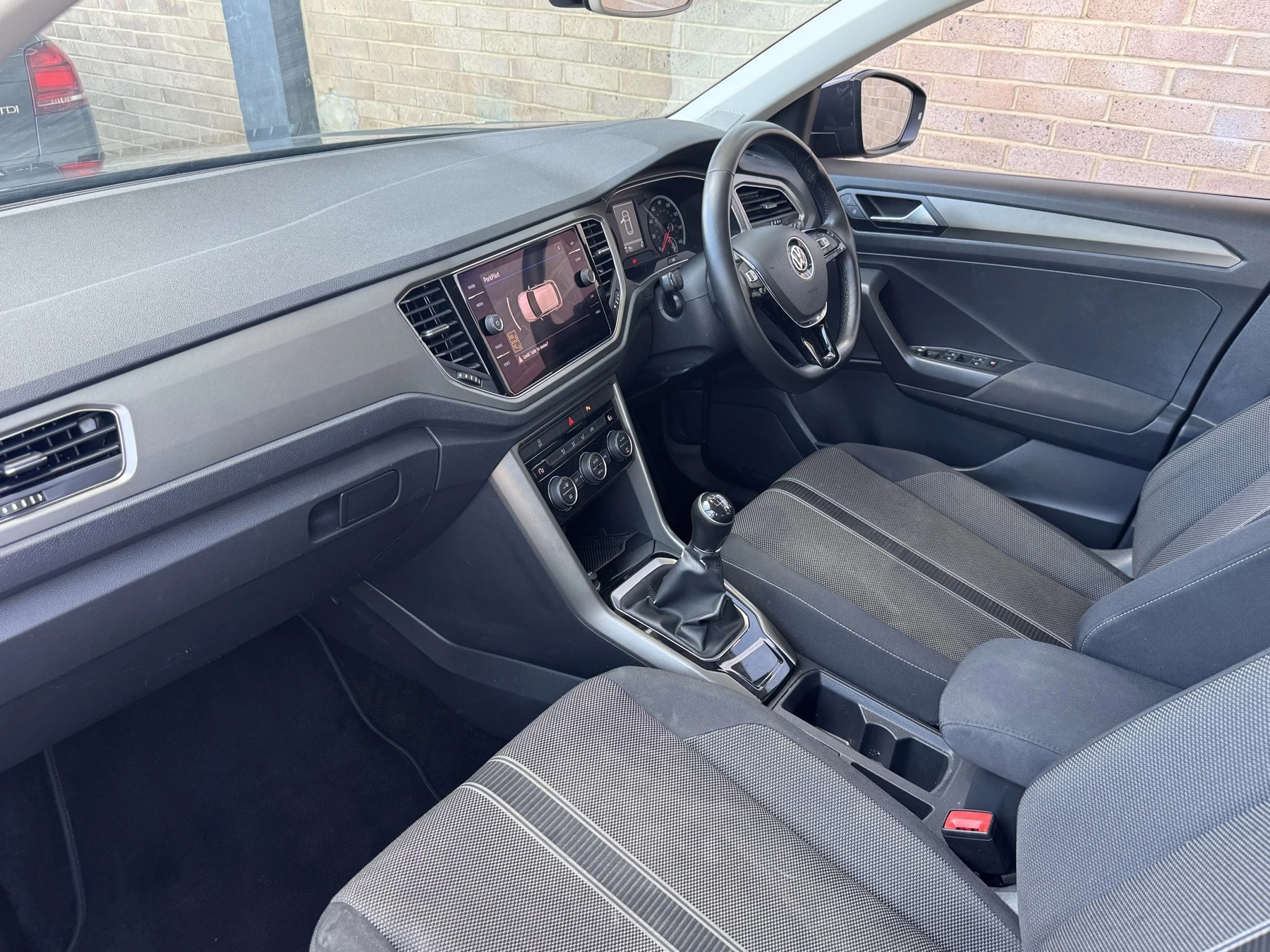 Volkswagen-T-Roc-image-1