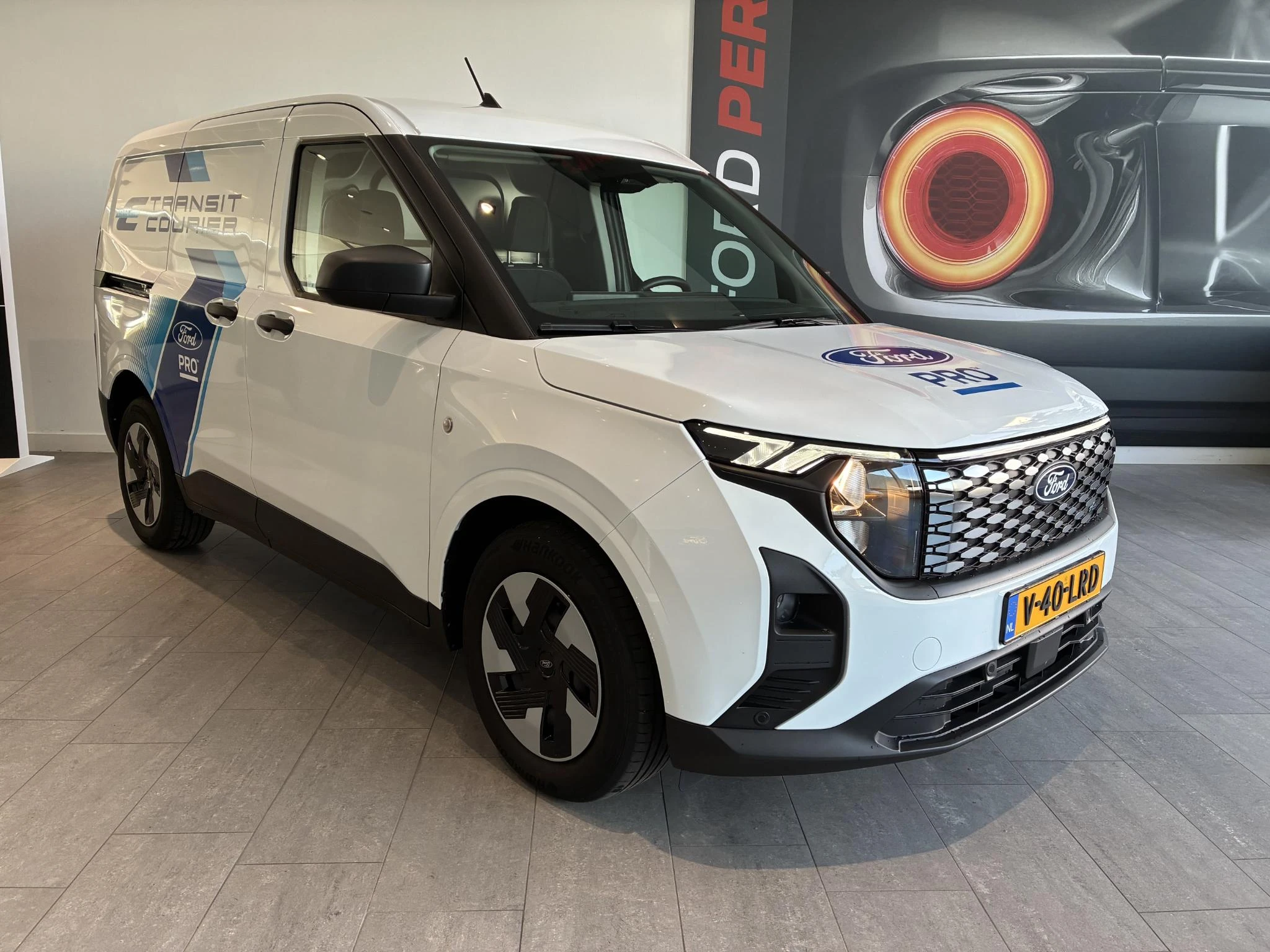 Ford-E-Transit Courier-image-2