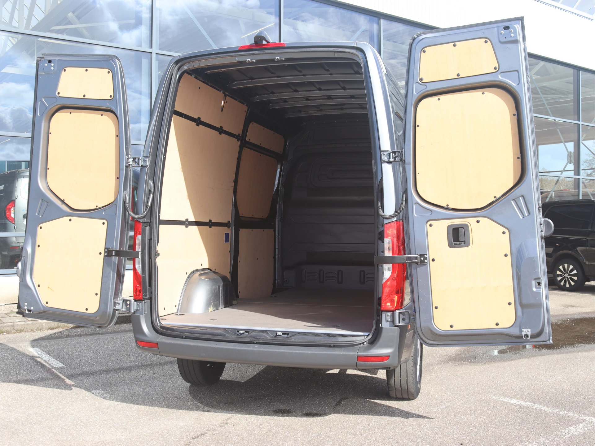 Mercedes-Benz-Sprinter-image-2