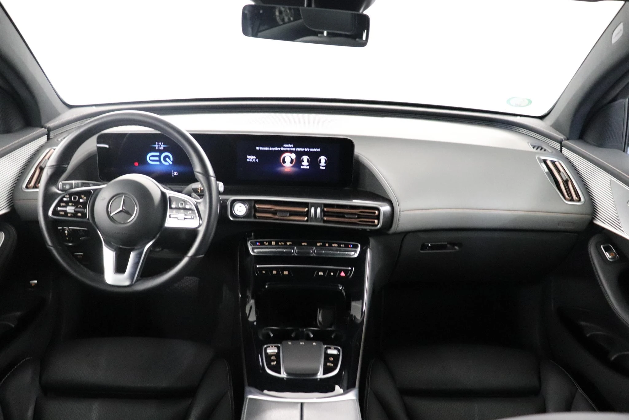 Mercedes-Benz-EQC-image-11