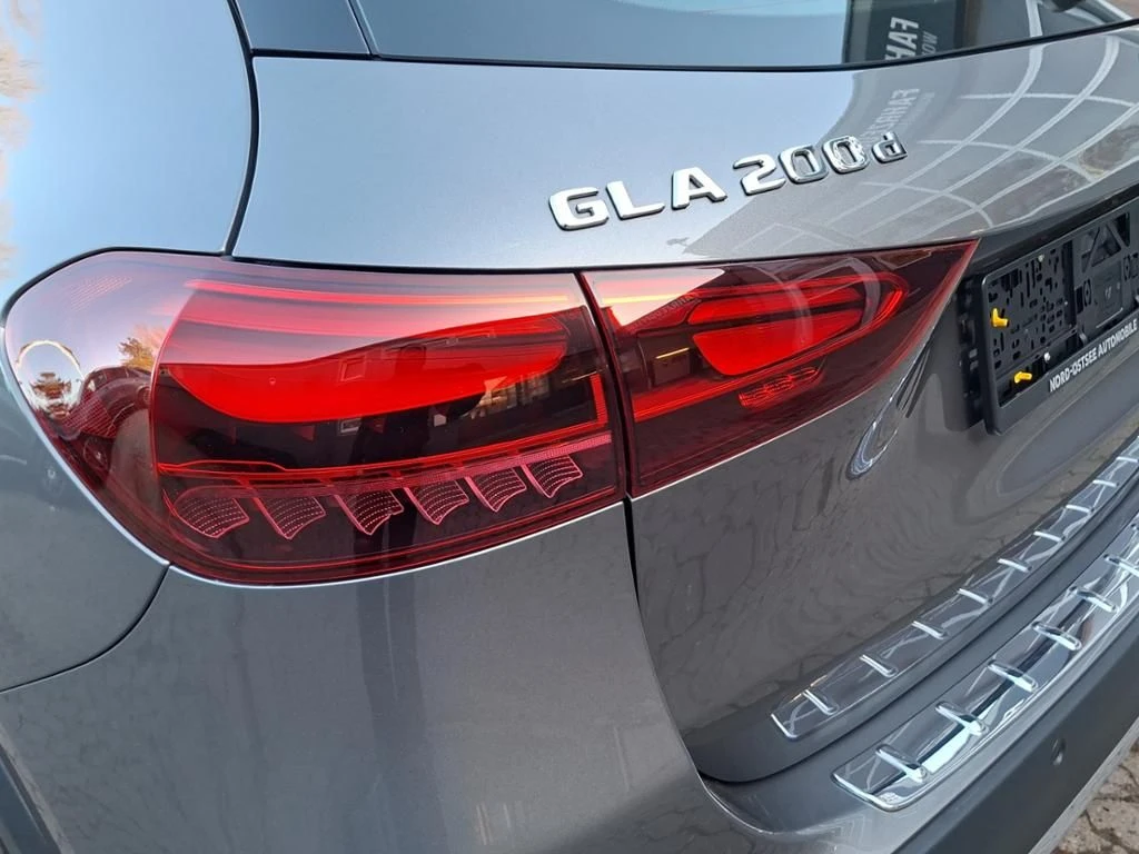 Mercedes-Benz-GLA 200 d-image-14