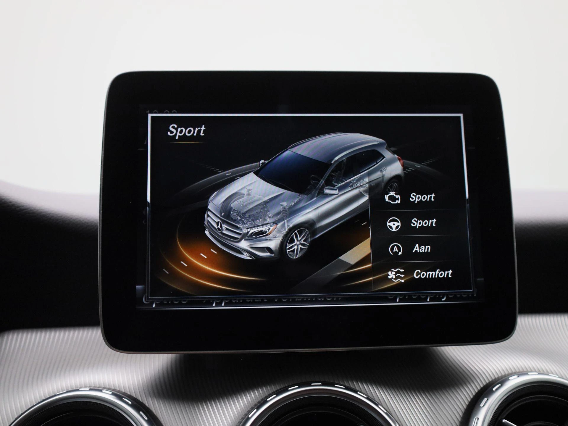 Mercedes-Benz-GLA-image-25