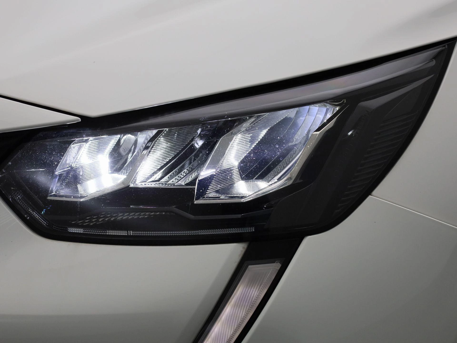 Peugeot-208-image-12