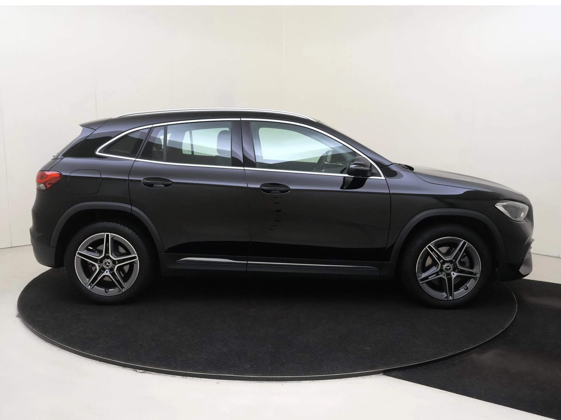 Mercedes-Benz-GLA-image-8