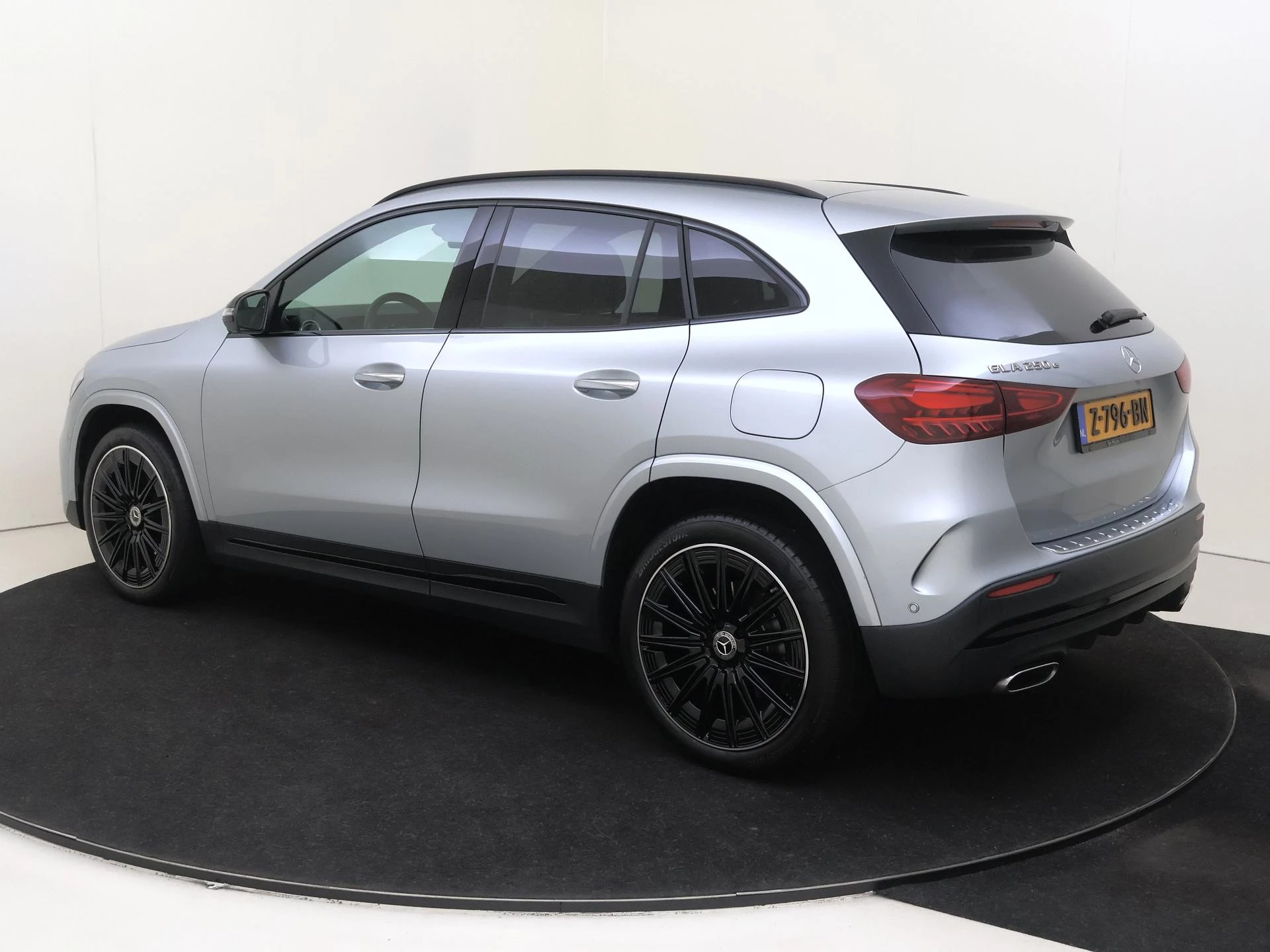 Mercedes-Benz-GLA-image-2