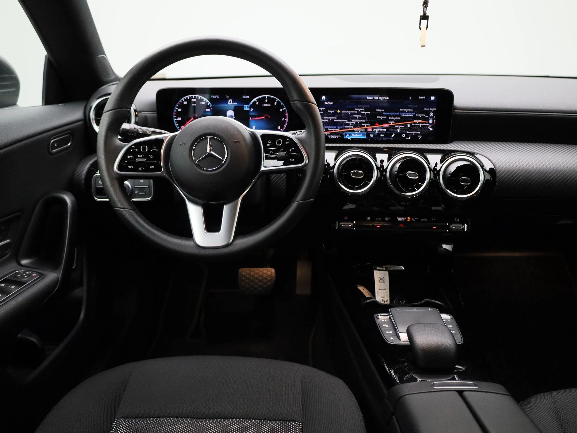 Mercedes-Benz-CLA-image-6