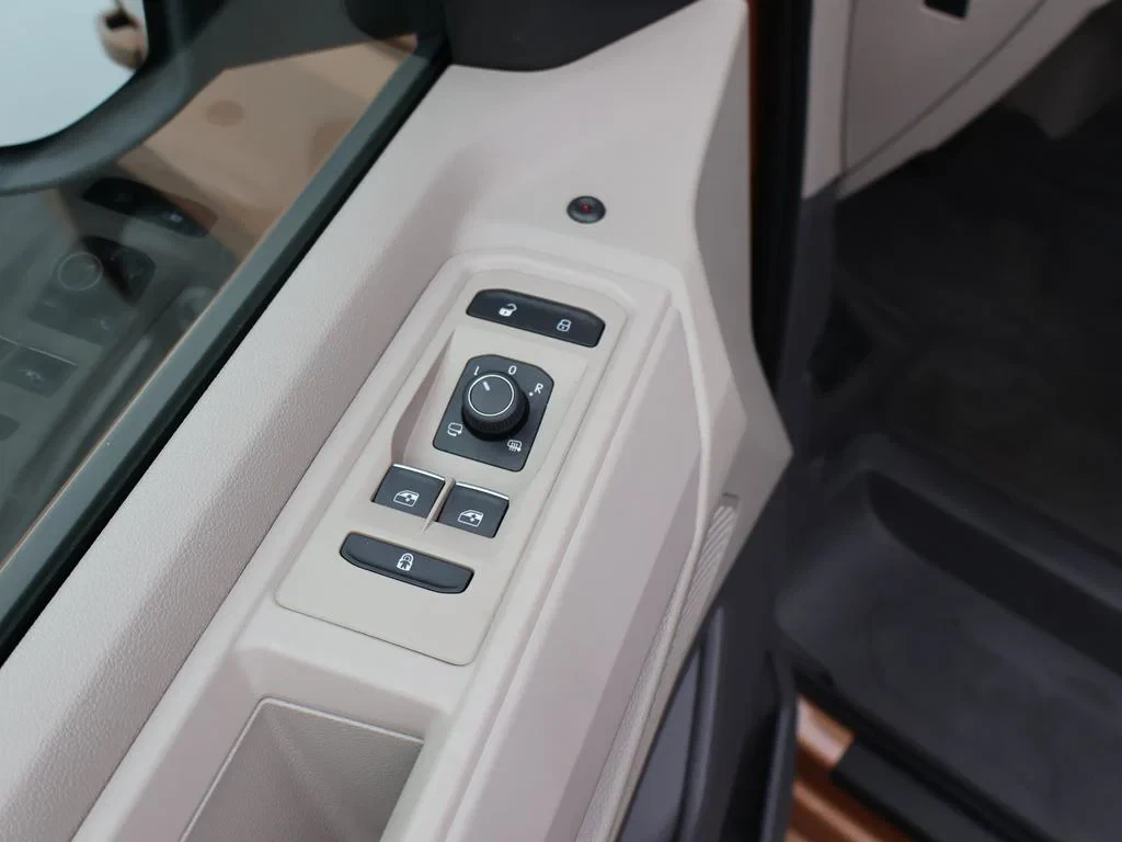 Volkswagen-Multivan-image-25