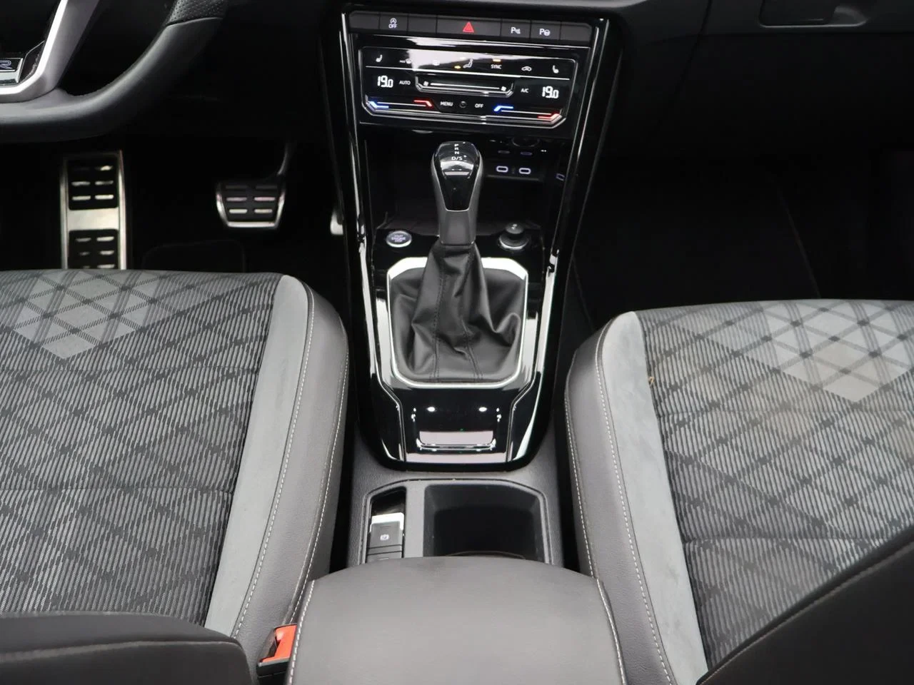 Volkswagen T-Roc T-Roc R-Line Business 1.5 TSI OPF*150PK *DSG*PANO*VIRTUAL COCKPIT*NAVI*ACC*APP-CONNET*ZTLVRW