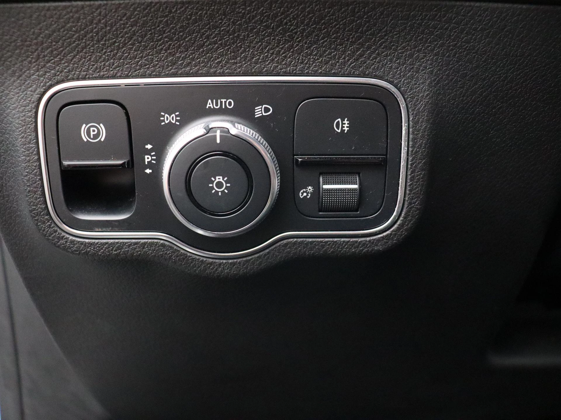 Mercedes-Benz GLB 180 AMG Line + PANORAMISCH DAK + MULTIBEAM LED + CARPLAY +