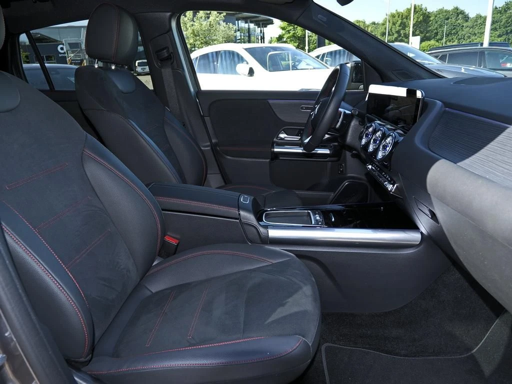 Mercedes-Benz-GLA 220 d-image-12