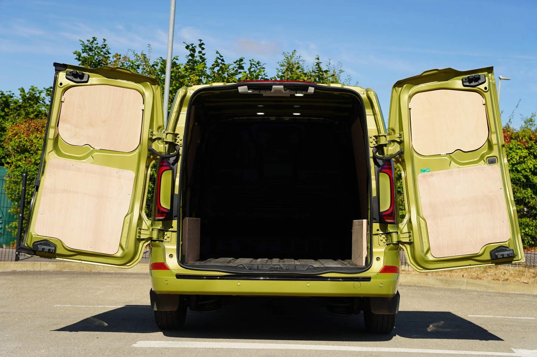 Volkswagen-Transporter-image-11
