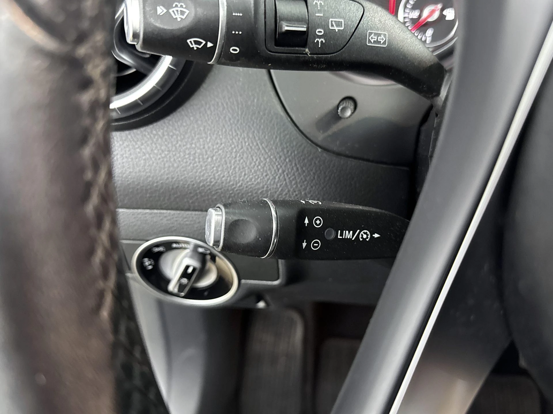 Mercedes-Benz-CLA-image-5