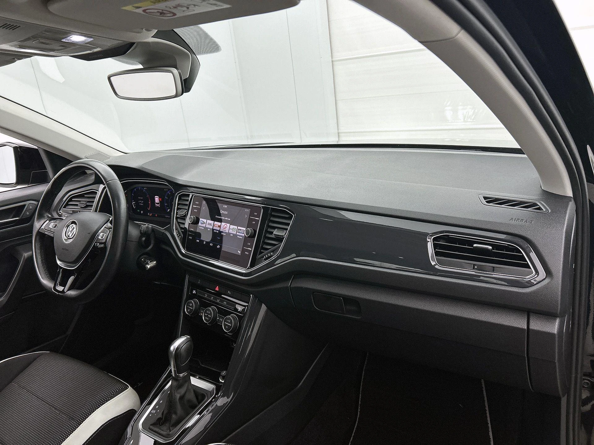 Volkswagen-T-Roc-image-18