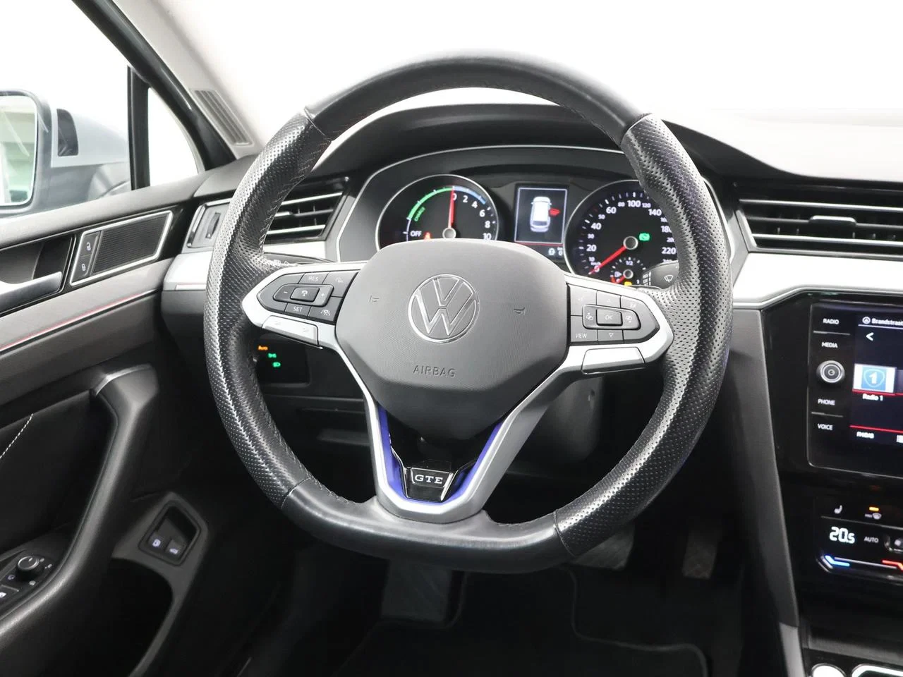 Volkswagen-Passat-image-16