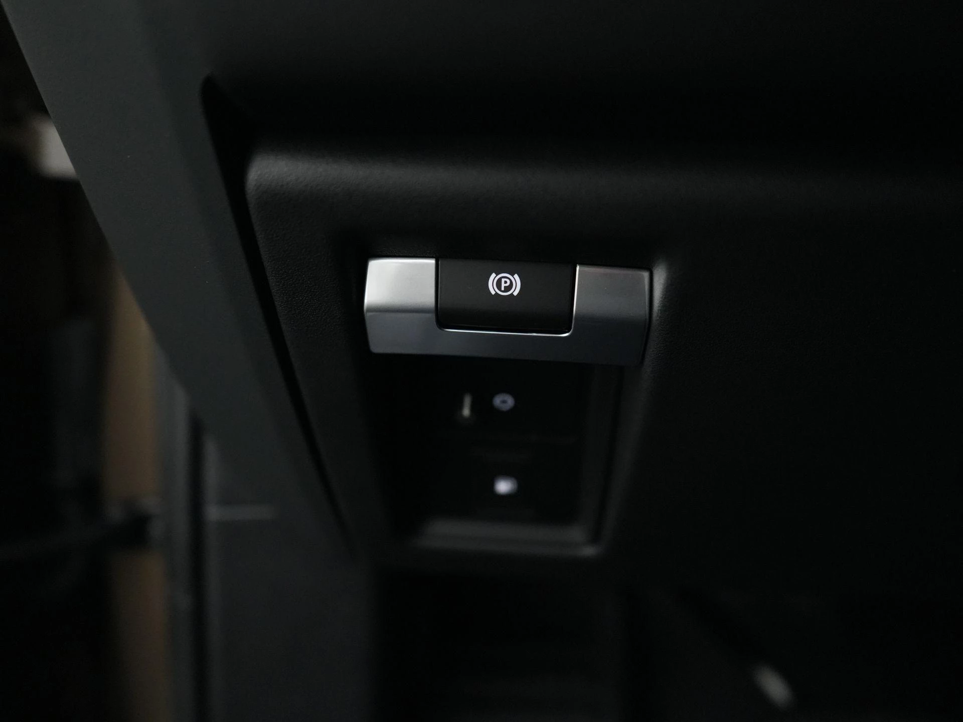 Land Rover-Defender-image-16