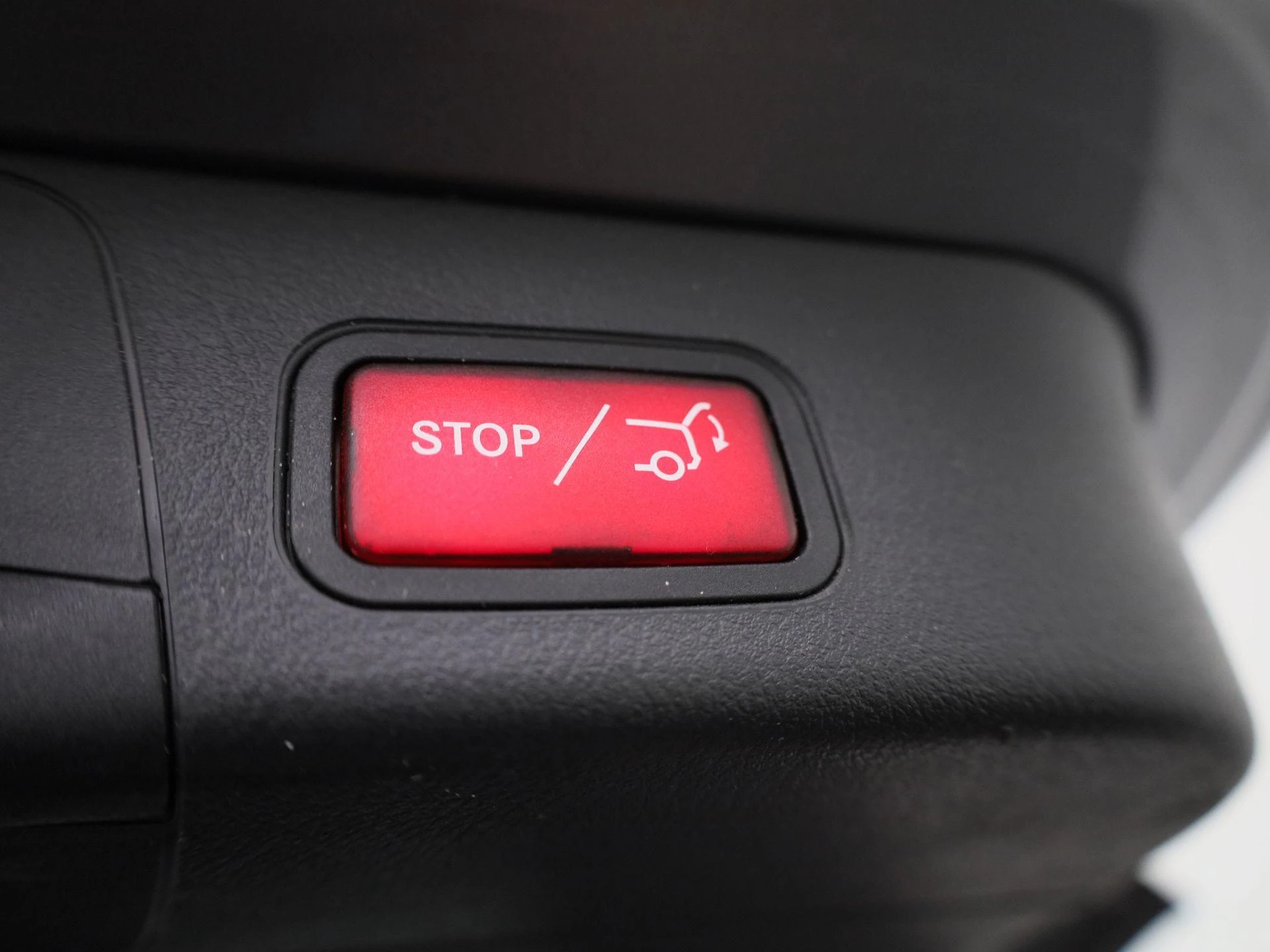 Mercedes-Benz-EQB-image-12