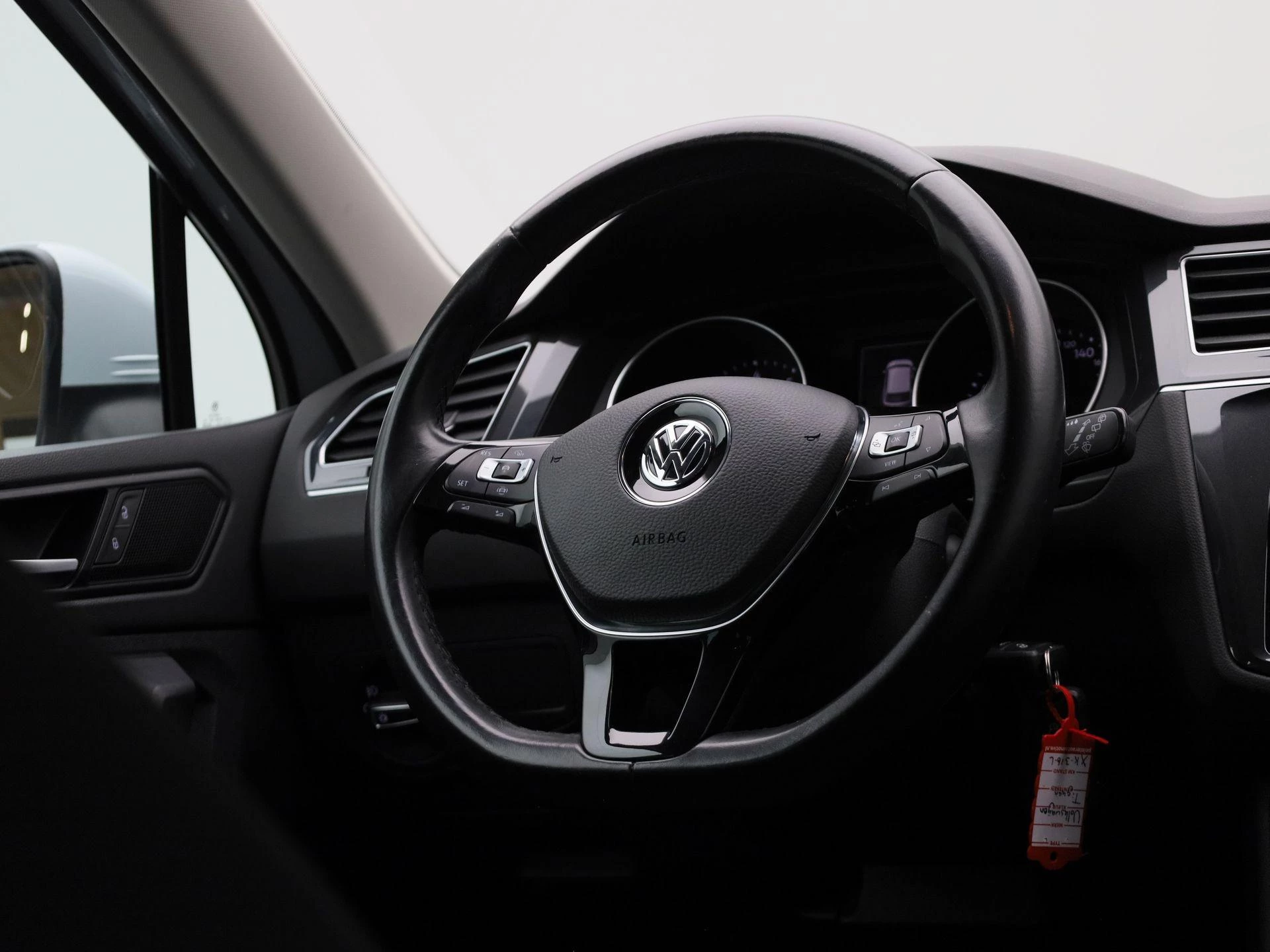 Volkswagen-Tiguan-image-35