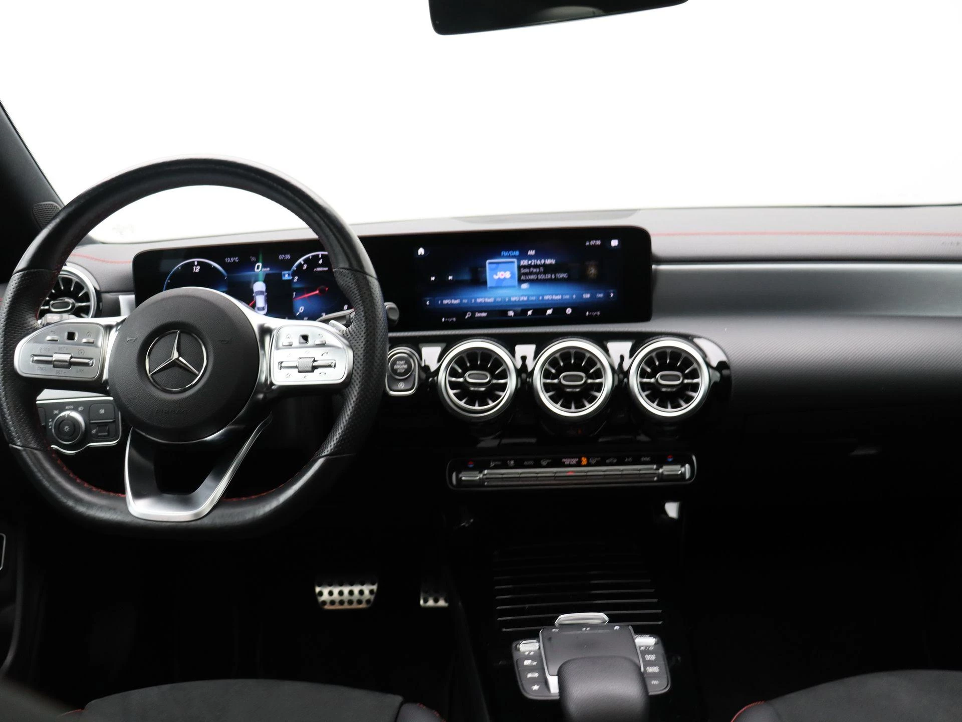 Mercedes-Benz CLA 180 AMG Line + PANORAMISCH DAK + MULTIBEAM LED +
