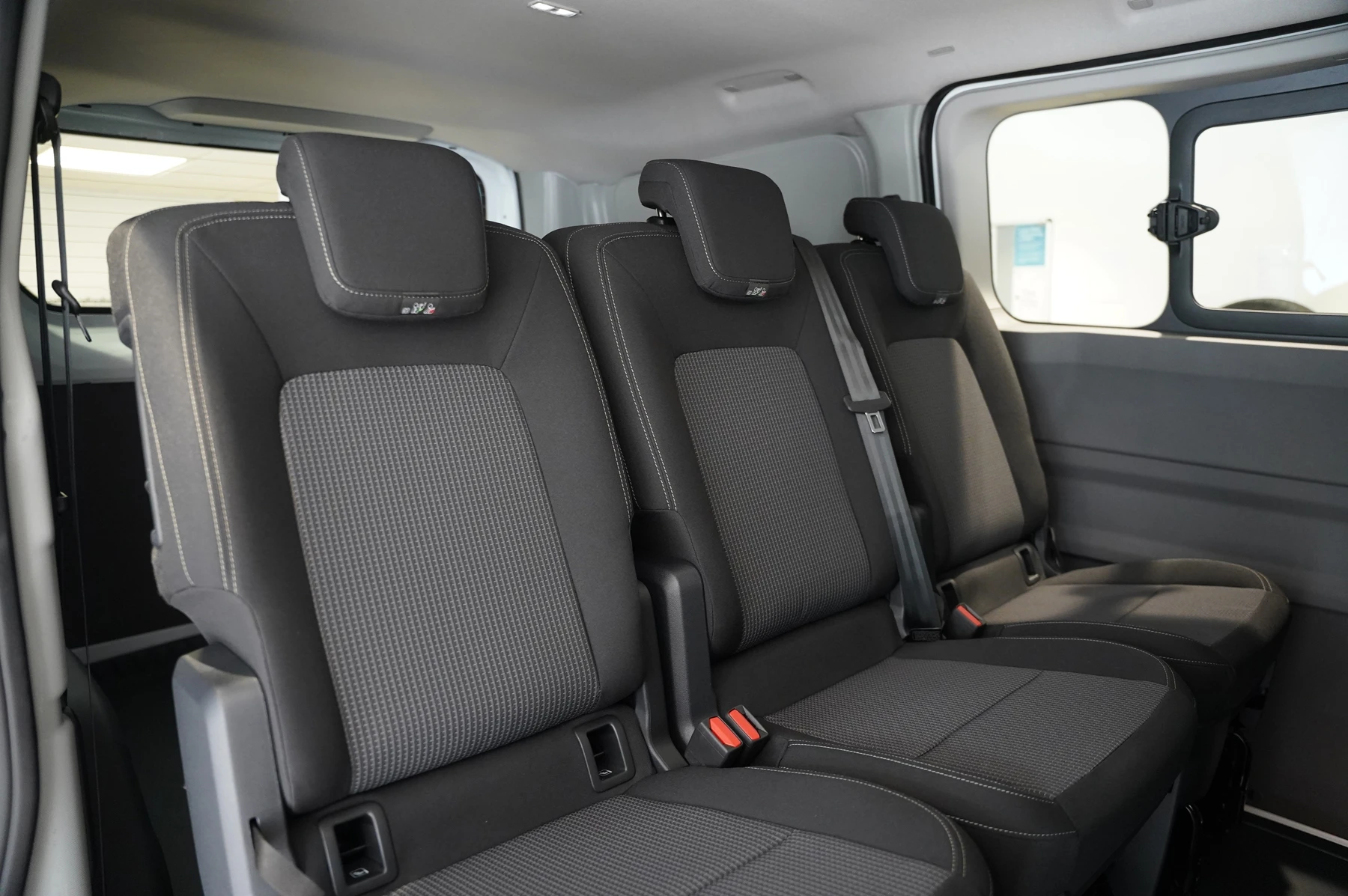 Volkswagen-Transporter-image-9