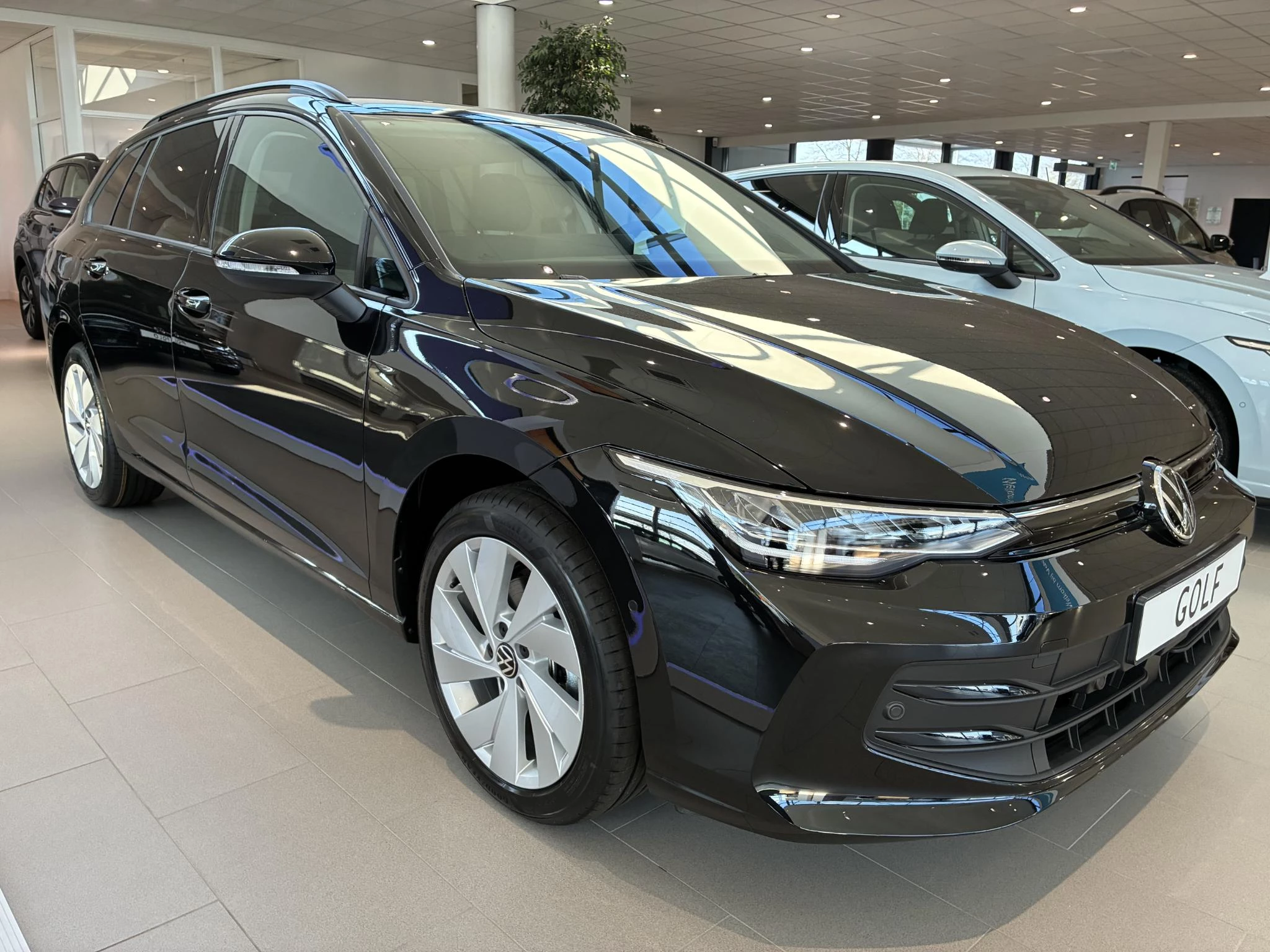 Volkswagen-Golf-image-1