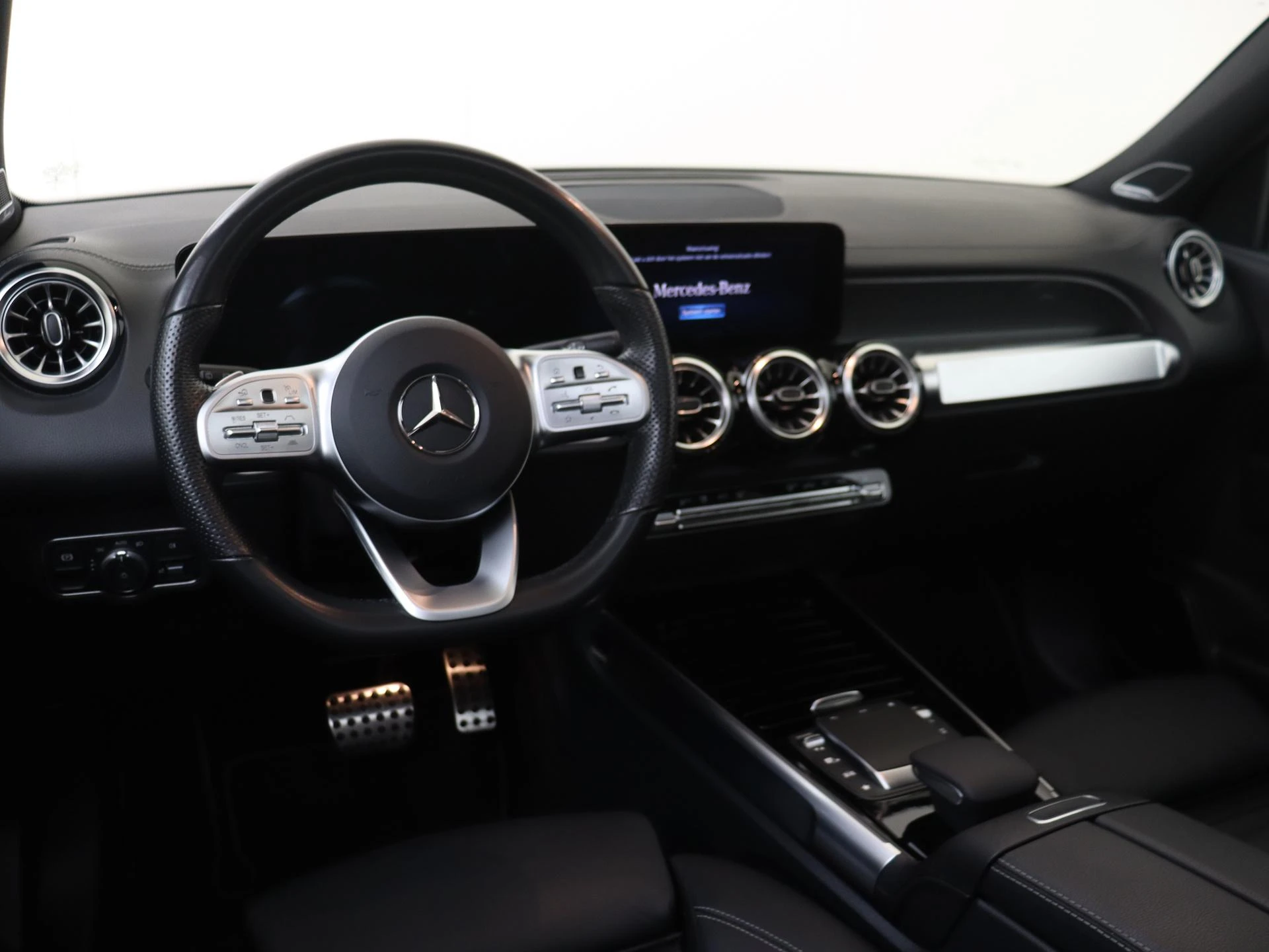 Mercedes-Benz-GLB-image-12