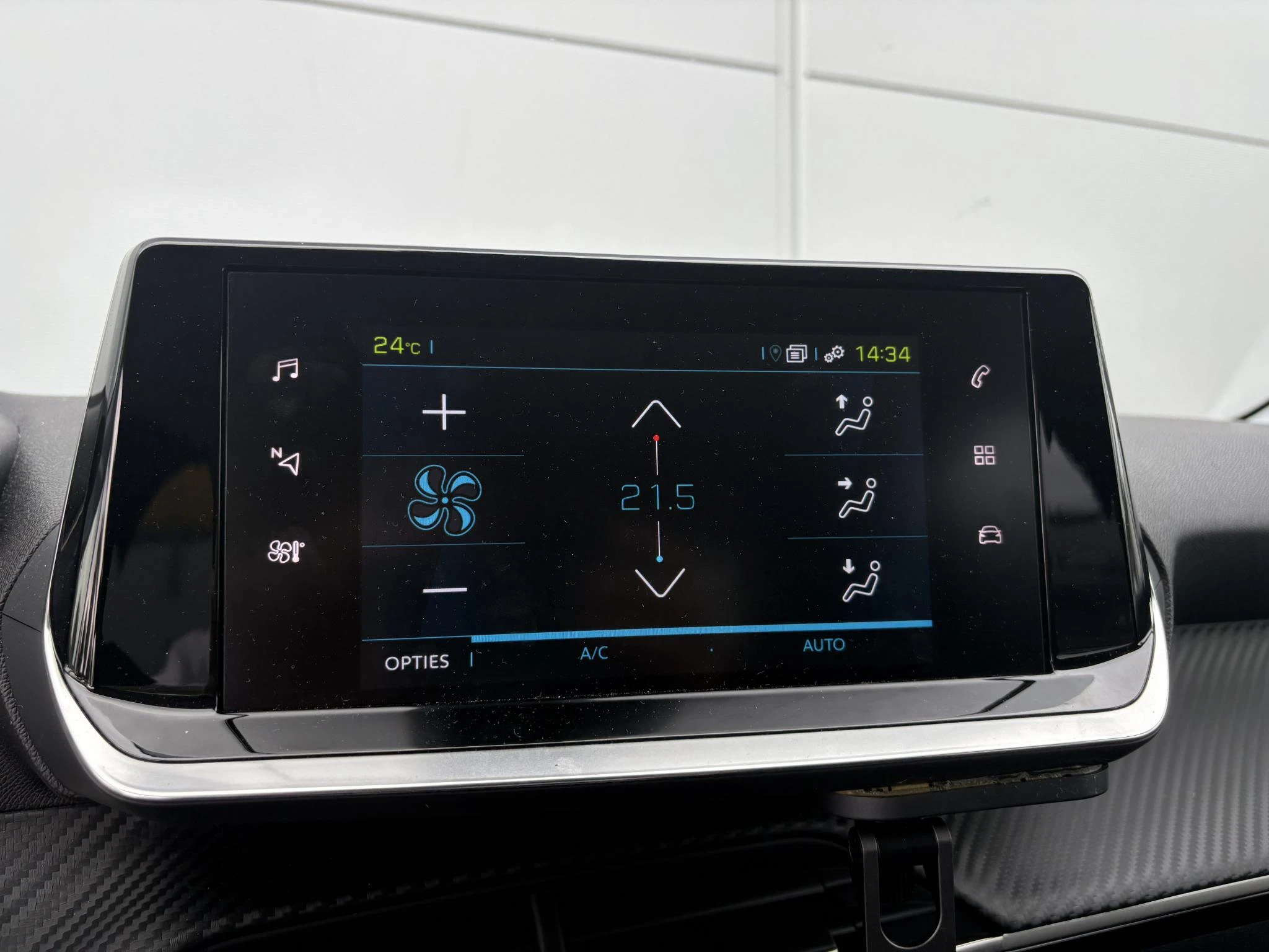 Peugeot-e-208-image-14