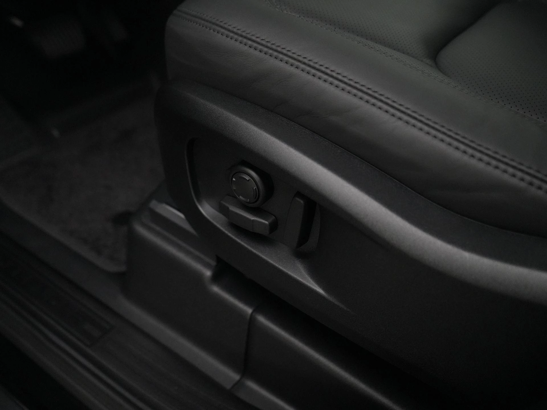 Land Rover-Defender-image-34