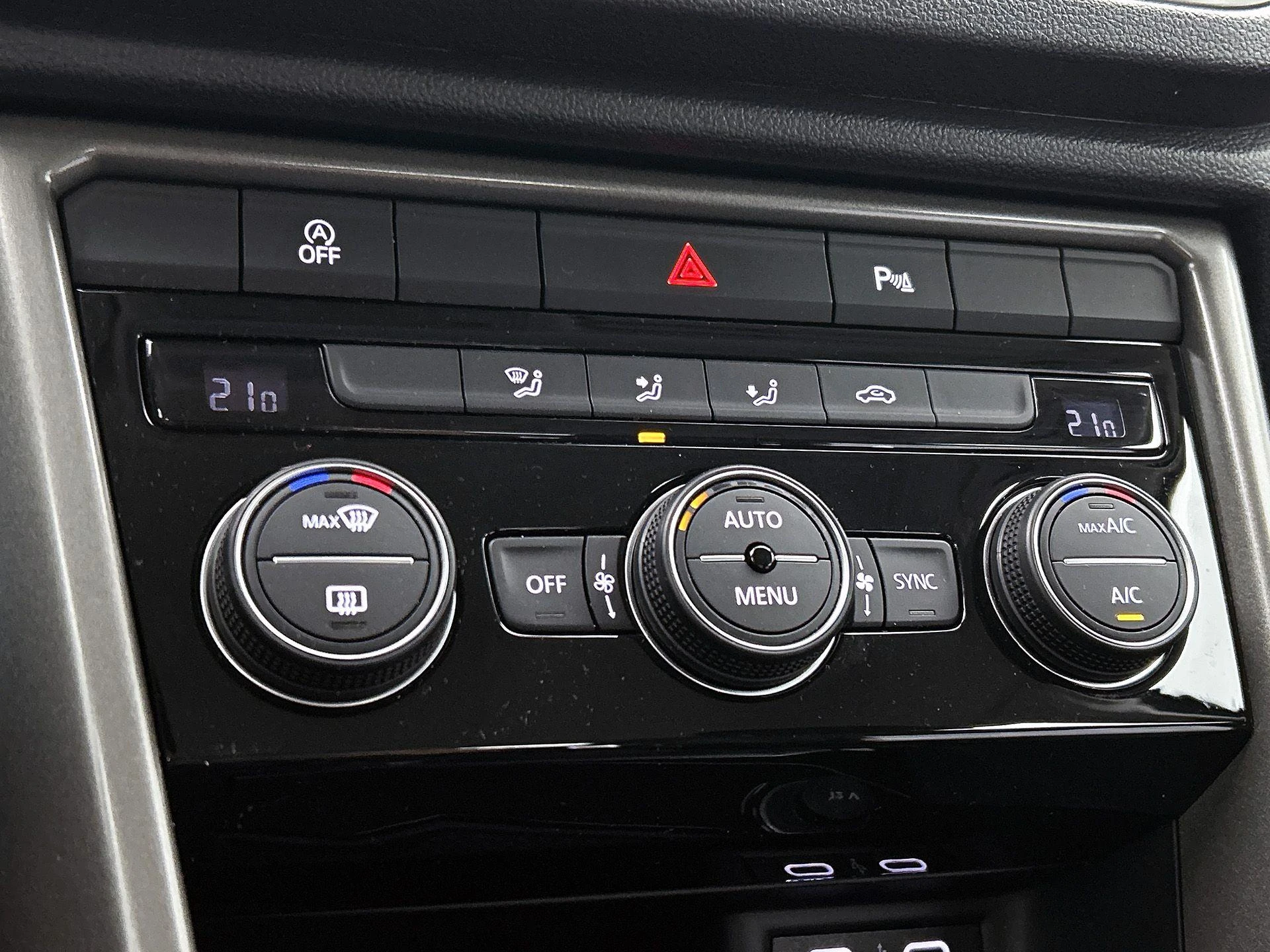 Volkswagen-T-Roc-image-21