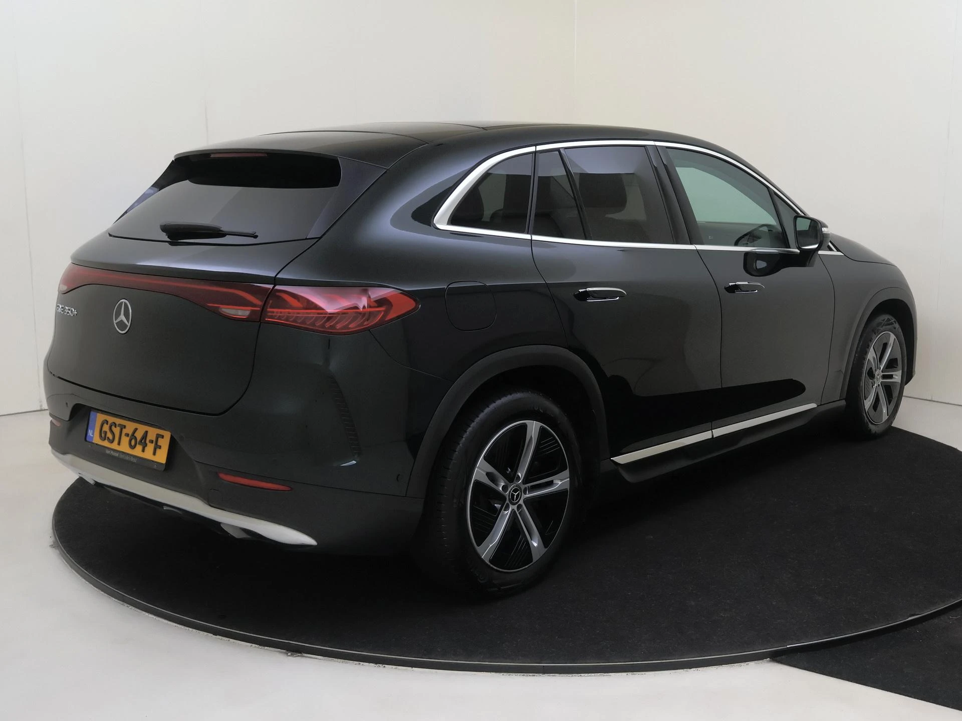 Mercedes-Benz-EQE-image-1