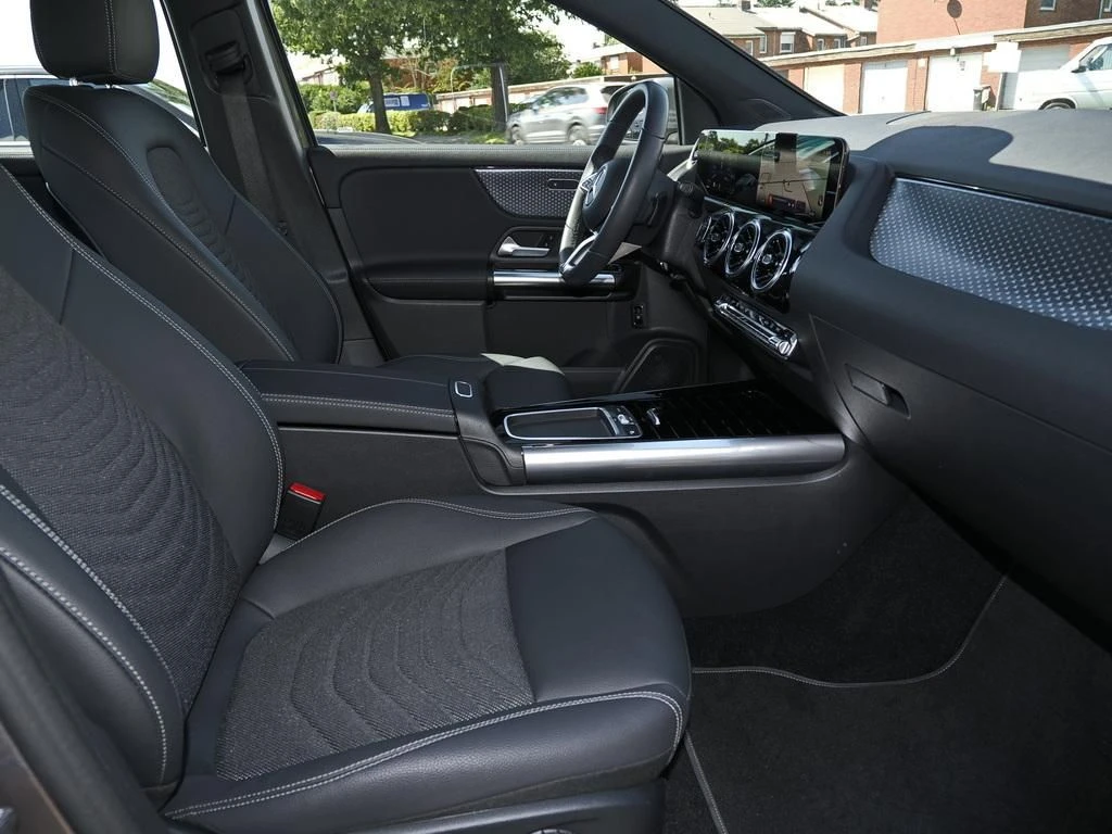Mercedes-Benz-GLA 200 d-image-12