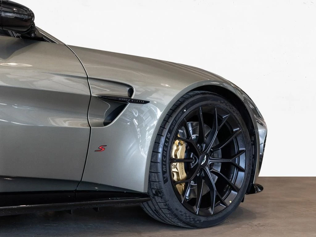 Aston Martin-V8 Vantage-image-9