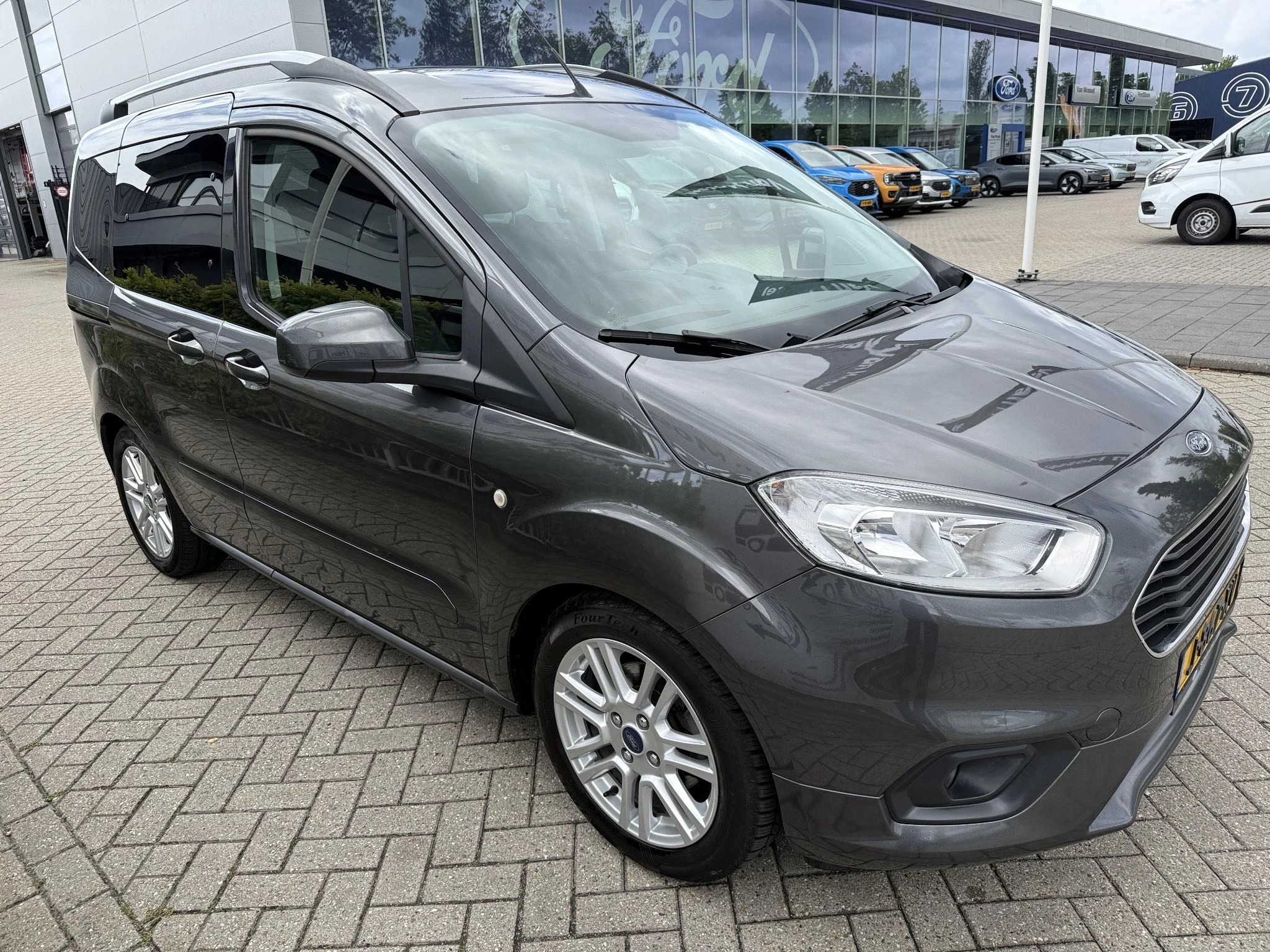 Ford Tourneo Courier 1.0 100pk Titanium