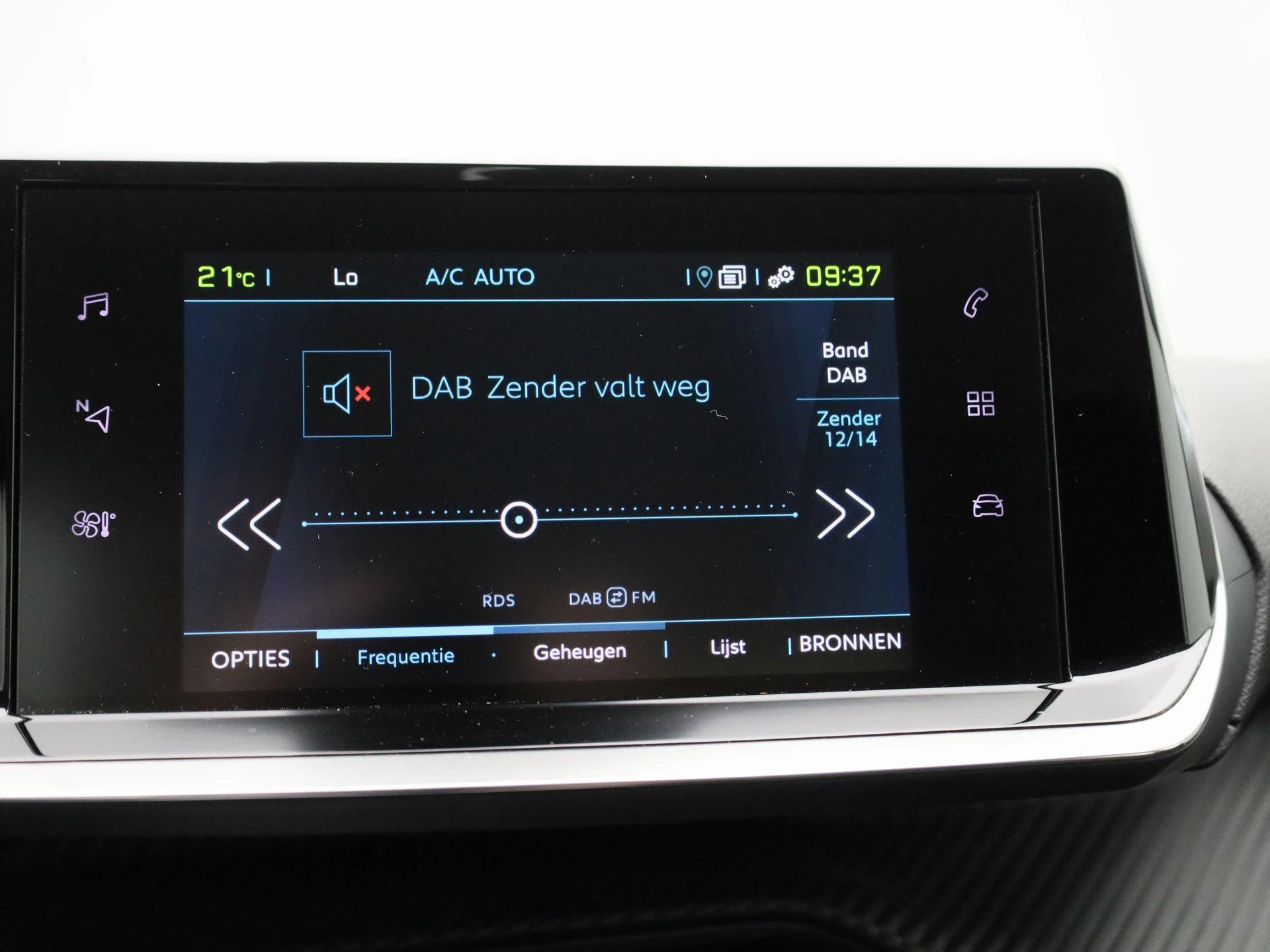 Peugeot-e-208-image-17