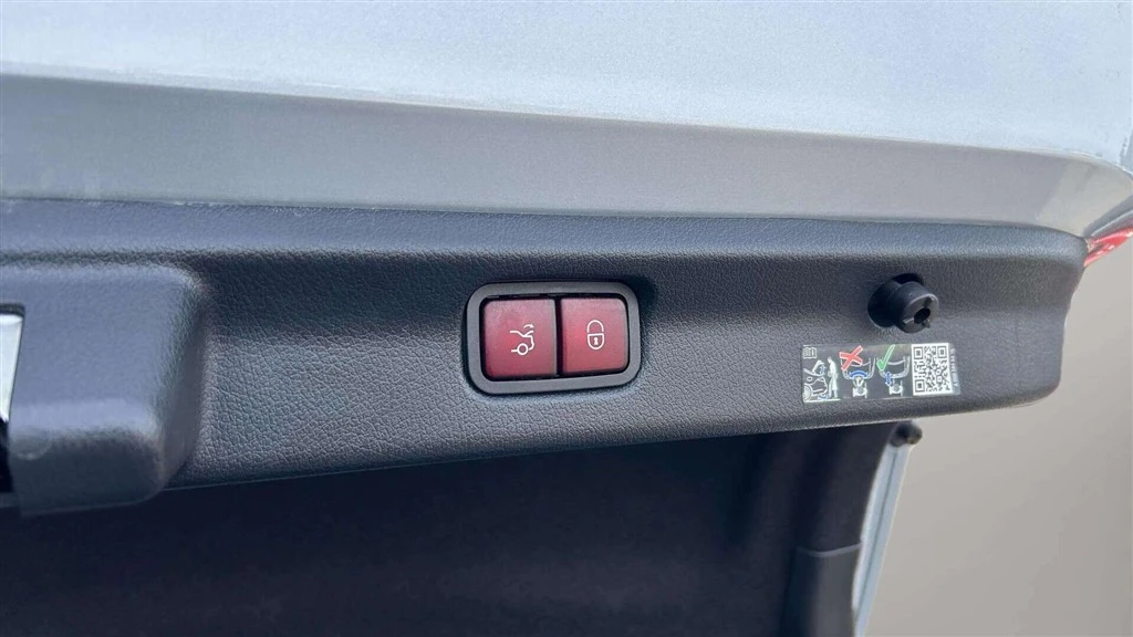 Mercedes-Benz-EQE-image-26