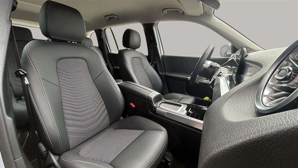 Mercedes-Benz-EQB-image-18